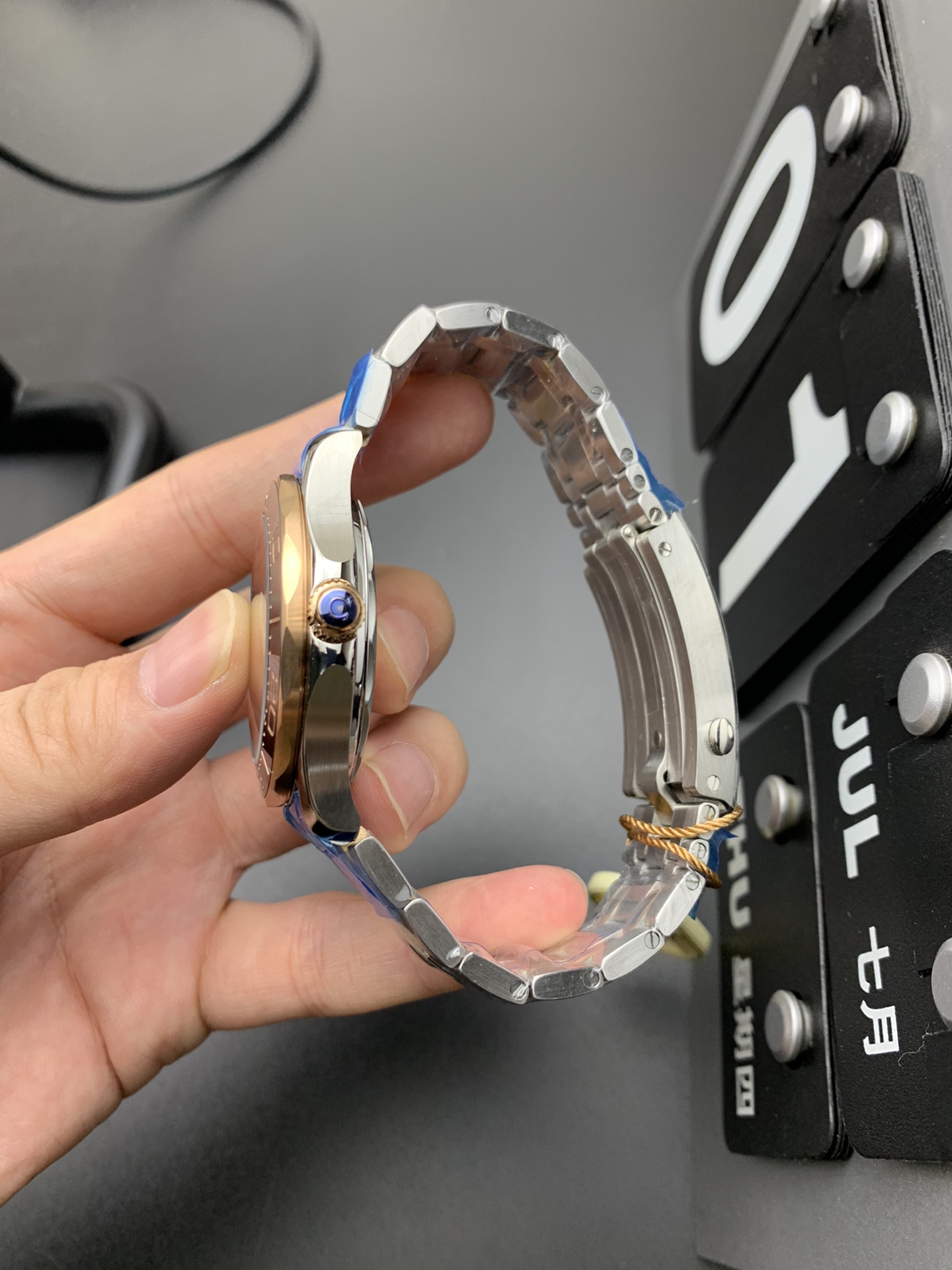 Omega 间玫金海马300