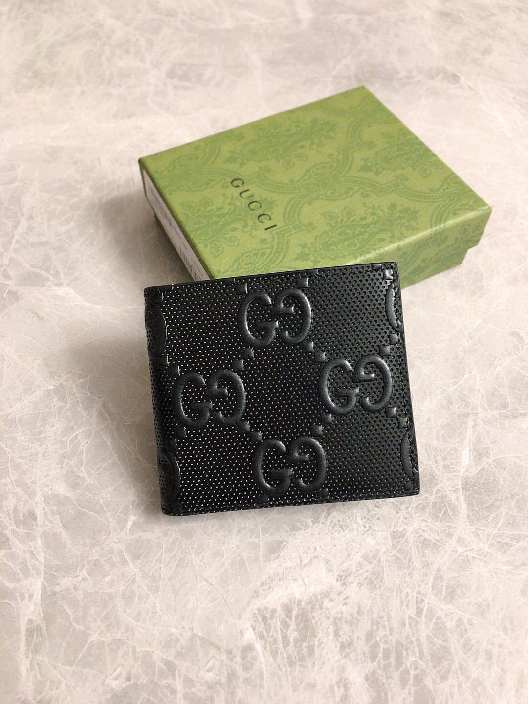 NO:672547,.gucci~Early Autumn New Style~Short wallet GG original factory cowhide cleverly integrated into punching holes and brand logo double G embossing to highlight the extraordinary design quality, simple and elegant, super large capacity, fashionable must-have item!  Very practical real-life shooting, model 625562, color leather, size 12×9.7cm, Gucci wallet, gucci, wallets, cowhide19860909.gucci~早秋新款～短夹包 GG原工厂牛皮巧妙融入冲孔和品牌标志双G压花彰显不凡的设计品质,简单大气,超大容量,时尚必备单品！非常实用实物拍摄,型号625562,颜色克皮,尺寸12×9.7cm,Gucci钱包,gucci,wallets,cowhide,欧美剧