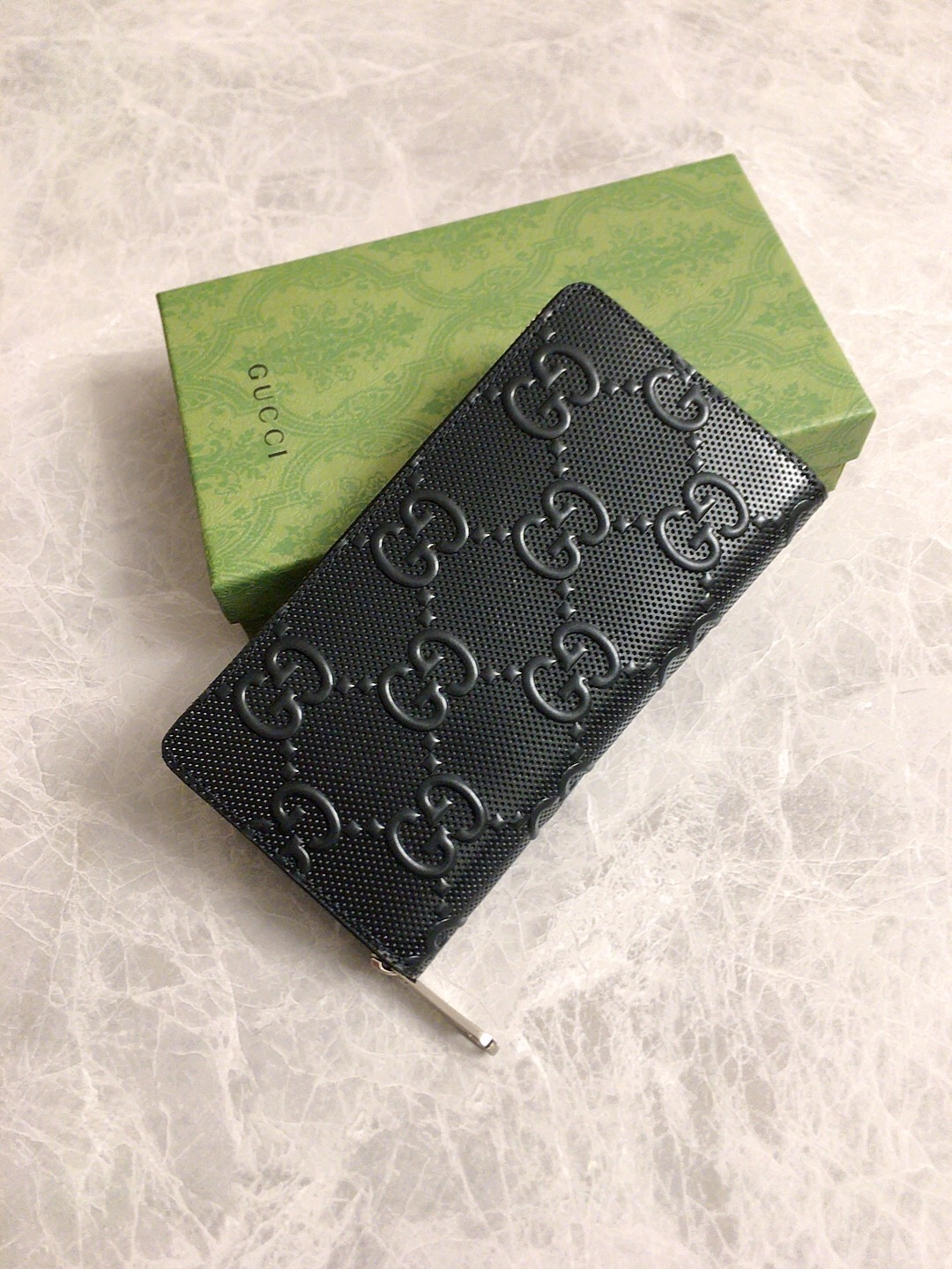 NO:672545,gucci~early autumn new wallet GG original factory cowhide cleverly integrates punching and brand logo double G embossing to highlight the extraordinary design quality, simple and elegant, super large capacity, very practical real photo, model 625558, color leather, size 19.5×10×2.5cm, Gucci wallet, gucci, wallets, cowhide19860909gucci~早秋新款钱包GG原工厂牛皮巧妙融入冲孔和品牌标志双G压花彰显不凡的设计品质,简单大气,超大容量,非常实用实物拍摄,型号625558,颜色克皮,尺寸19.5×10×2.5cm,Gucci钱包,gucci,wallets,cowhide,欧美剧