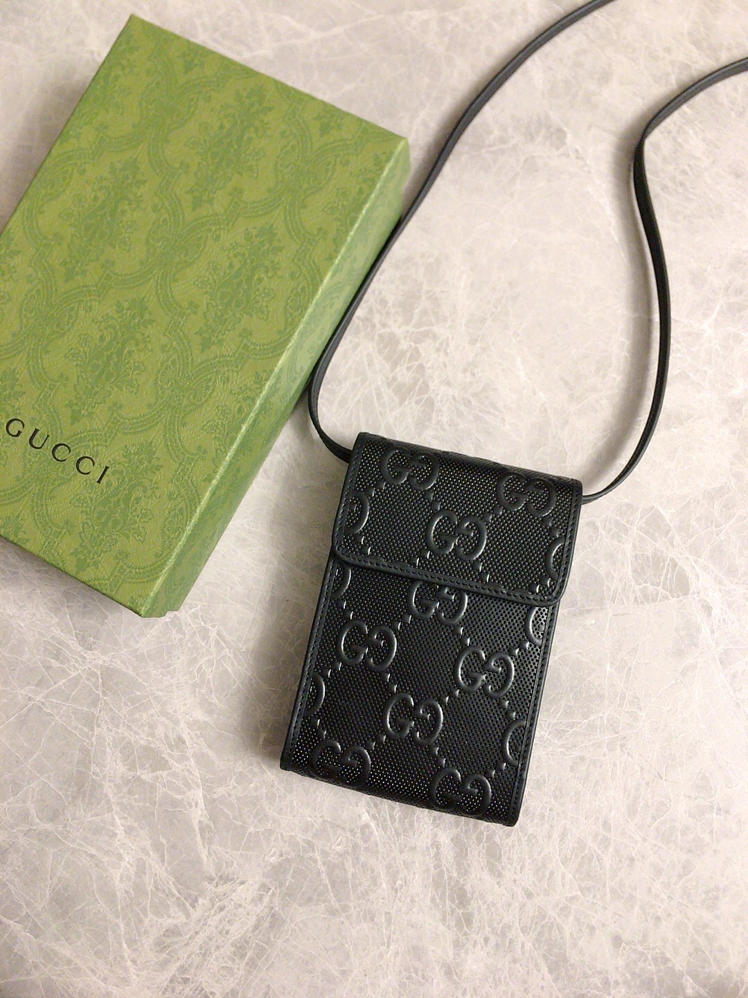 NO:672543,.gucci~Early Autumn New Style~Mobile Phone Bag GG original factory cowhide cleverly incorporates punching holes and brand logo double G embossing to highlight the extraordinary design quality, simple and elegant, super large capacity, fashionable must-have item!  Very practical real-life shooting, model 625571, color leather, size 18×11×3.5cm, Gucci wallet, gucci, wallets, cowhide19860909.gucci~早秋新款～手机包 GG原工厂牛皮巧妙融入冲孔和品牌标志双G压花彰显不凡的设计品质,简单大气,超大容量,时尚必备单品！非常实用实物拍摄,型号625571,颜色克皮,尺寸18×11×3.5cm,Gucci钱包,gucci,wallets,cowhide,欧美剧