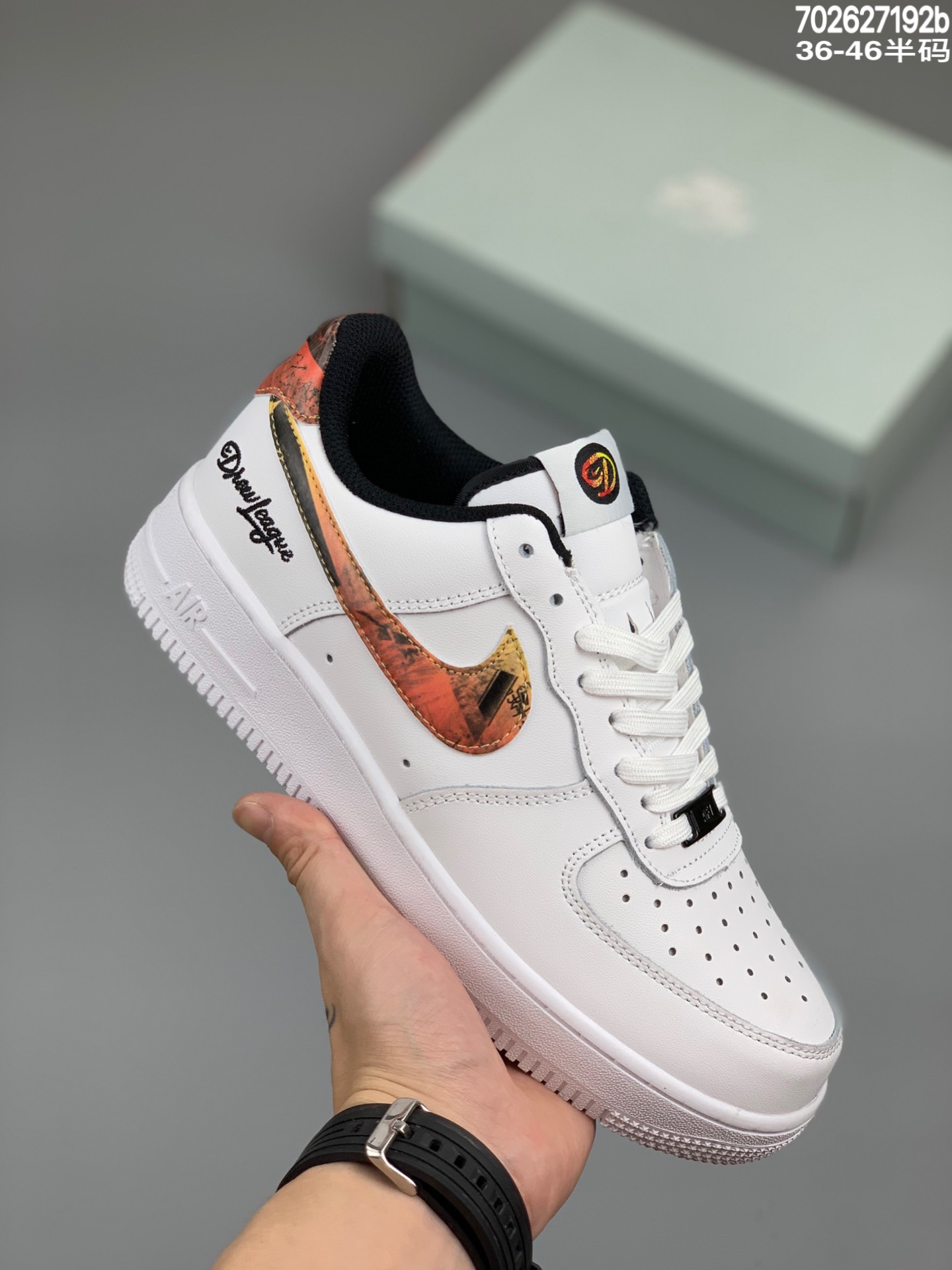 
耐克 真标带半码 头层皮 荣誉联赛 签名款
空军一号AF1 Nike Air Force 1 Low“ Drew League”货号：DM7578-100 皮面 低帮 板鞋 Size:36 36.5 37.5 38 38.5 39 40 40.5 41 42 42.5 43 44 44.5 45 46
编码：702627192b