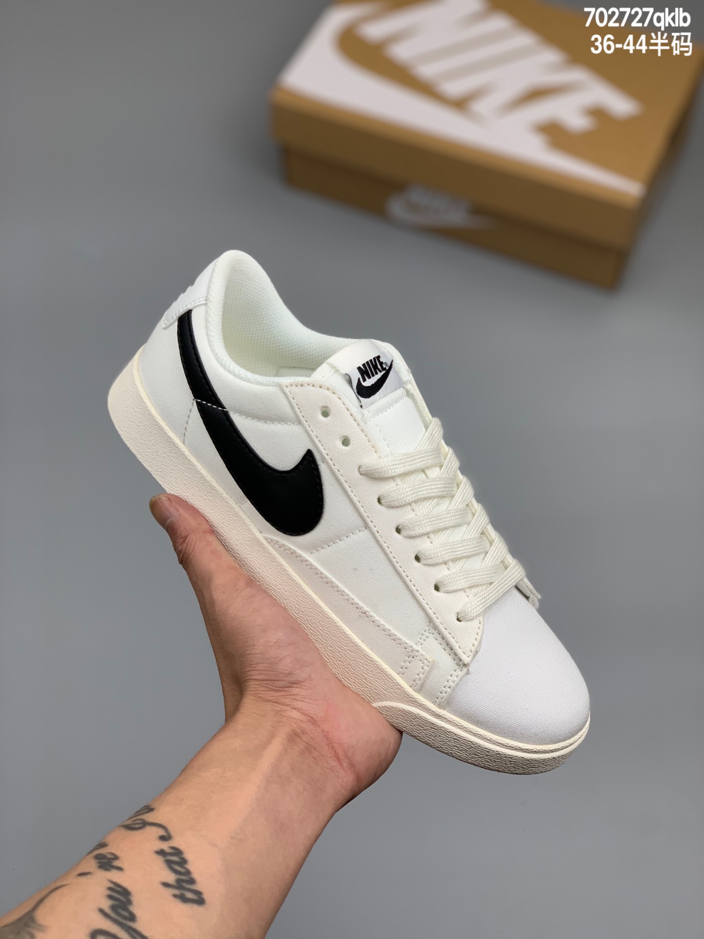 
Levi’s Strauss x Nike Blazer Low LX 开拓者破洞牛仔 低帮百搭休闲运动板鞋 AV9376-006
#采用经典牛仔布点缀细节，鞋舌的 Levis 皮章不仅让人耳目一新，也是这双鞋的身份象征，在不经意的抬脚之间，夺目亮点的闪现绝对让人难忘
尺码：36 36.5 37.5 38 38.5 39 40 40.5 41 42 42.5 43 44 编码：702627qklb