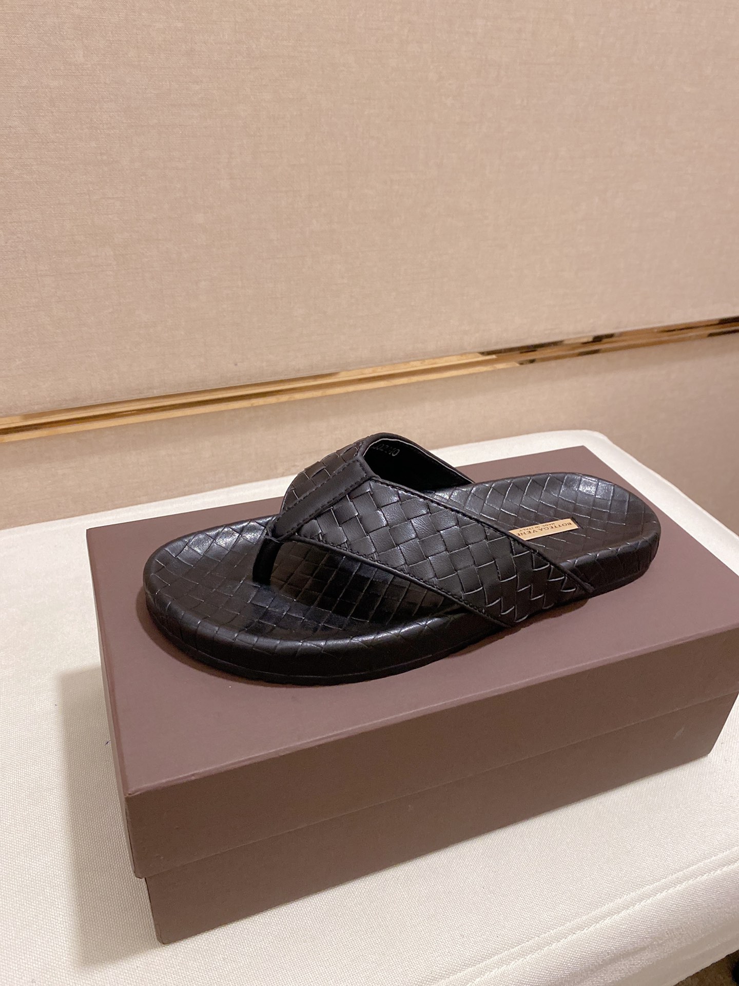 H0 Bottega Veneta 宝缇嘉潮流拖鞋上市 官网同款 专柜品质   精选牛漆皮编织 高档大气 性价比超高款 原版耐磨橡胶大底 做工精细 用料上层 品质看得见 鞋码38-45