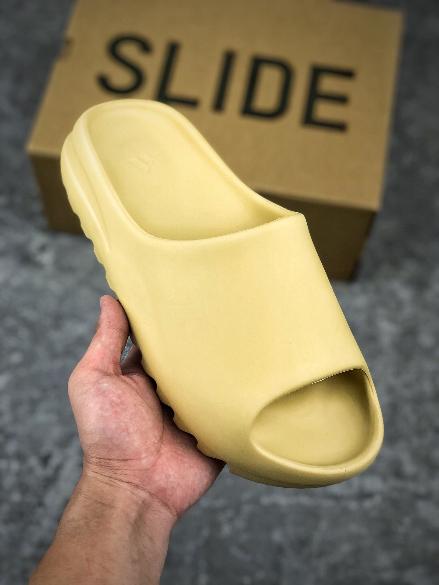  支持放店
重磅新品 独家供应
顶级纯原版本 非市面通行货
YEEZY SLIDE 