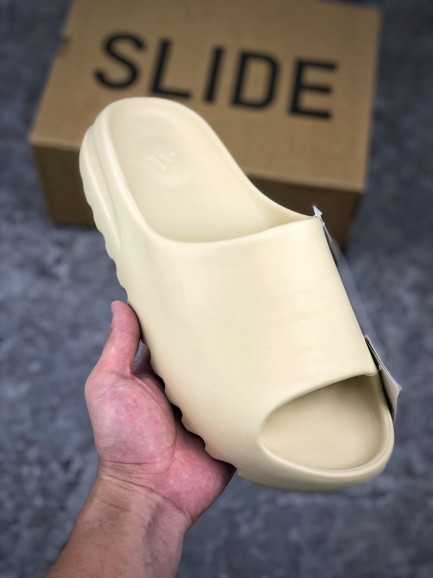  支持放店
重磅新品 独家供应
顶级纯原版本 非市面通行货
YEEZY SLIDE 