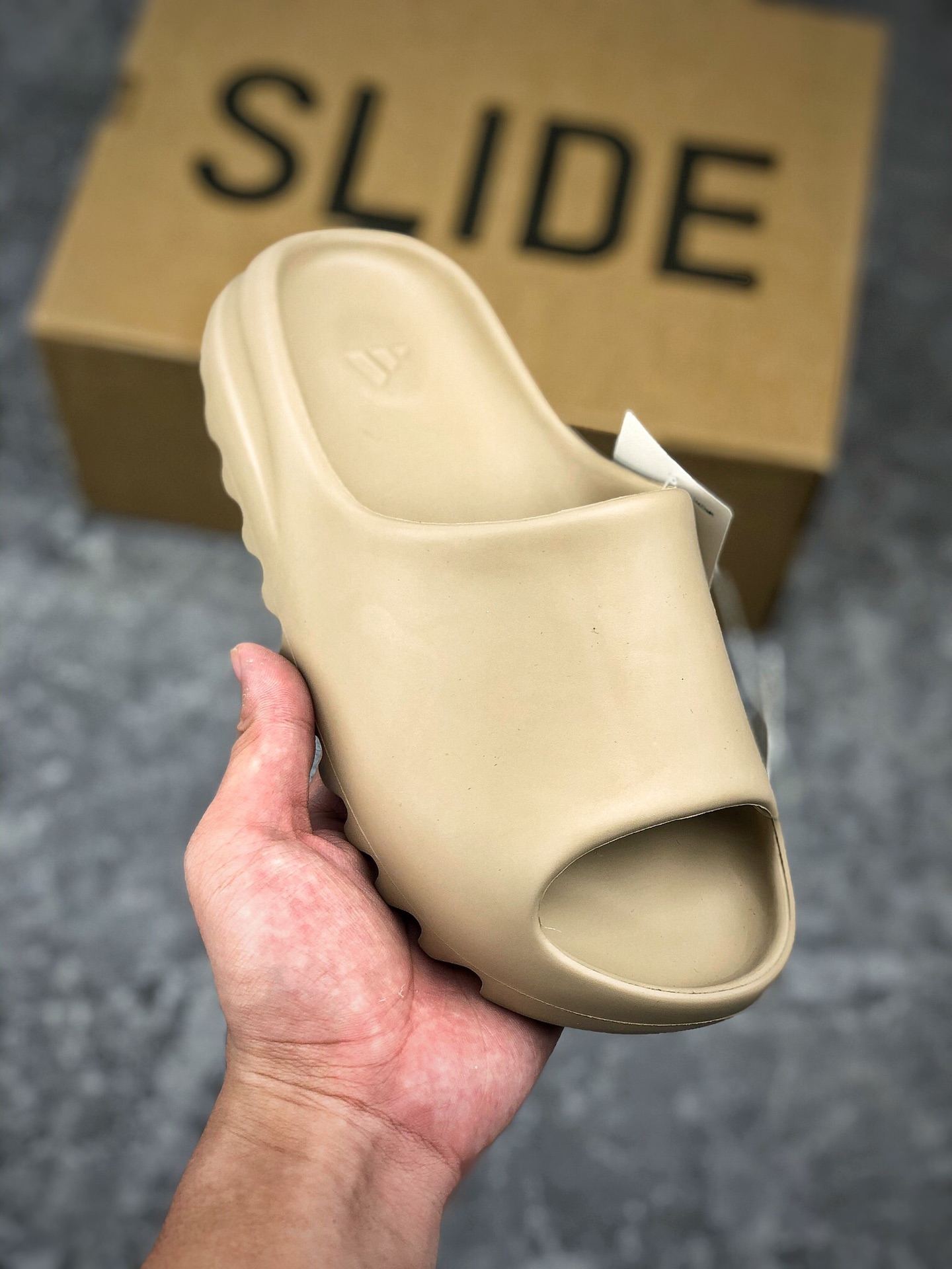  支持放店
重磅新品 独家供应
顶级纯原版本 非市面通行货
YEEZY SLIDE 