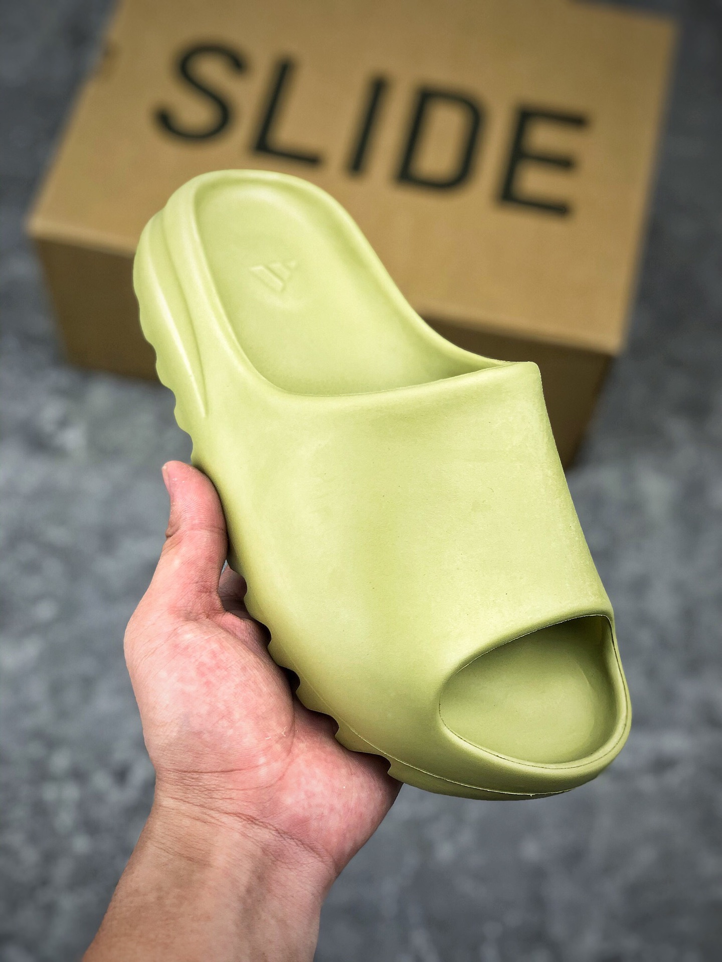  支持放店
重磅新品 独家供应
顶级纯原版本 非市面通行货
YEEZY SLIDE 