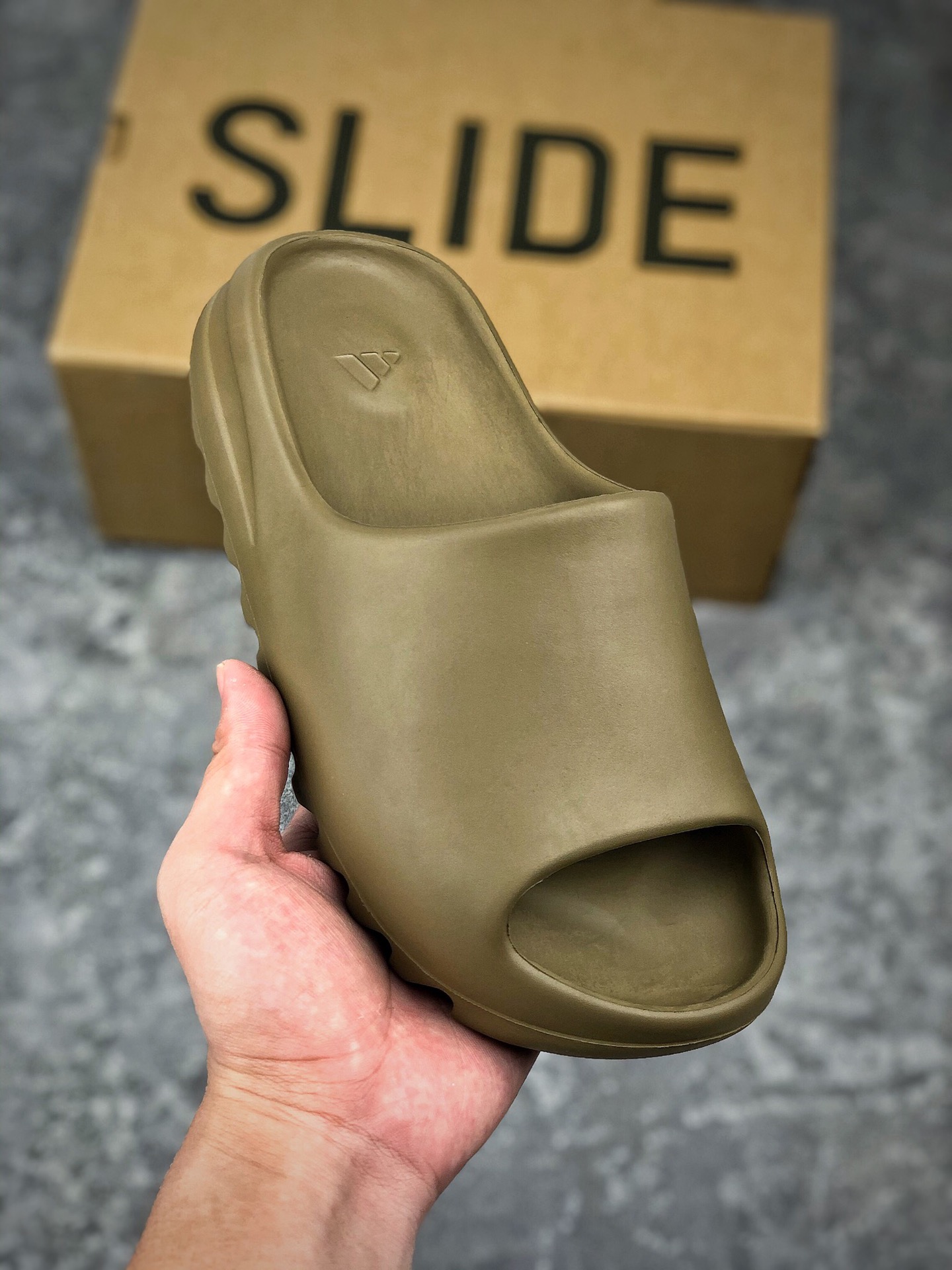  支持放店
重磅新品 独家供应
顶级纯原版本 非市面通行货
YEEZY SLIDE 