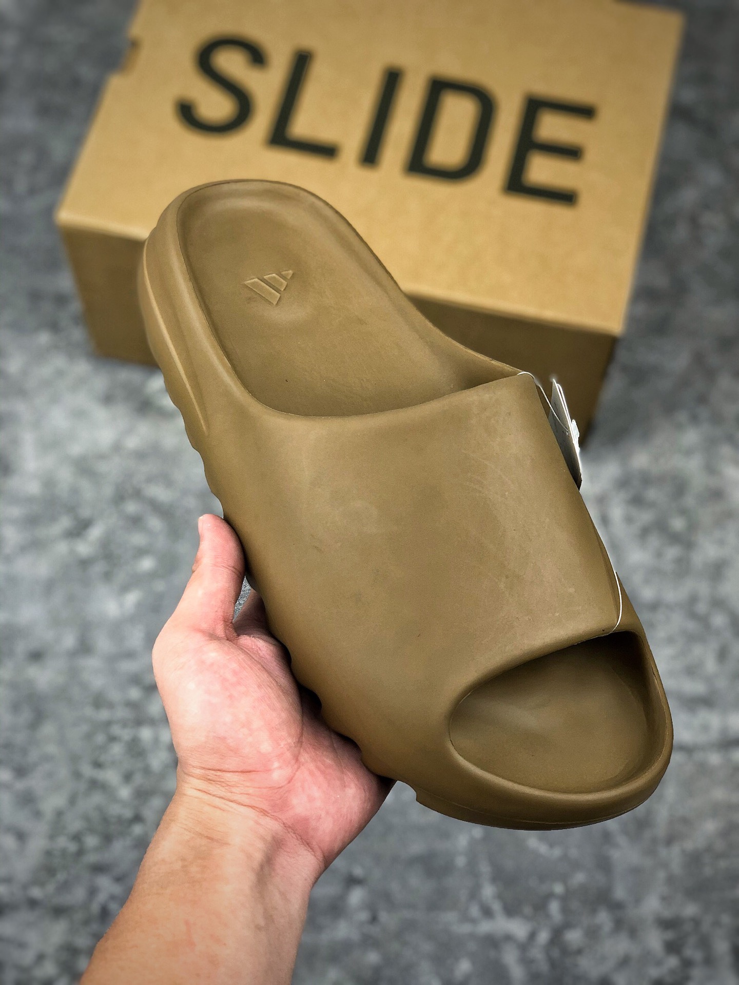  支持放店
重磅新品 独家供应
顶级纯原版本 非市面通行货
YEEZY SLIDE 