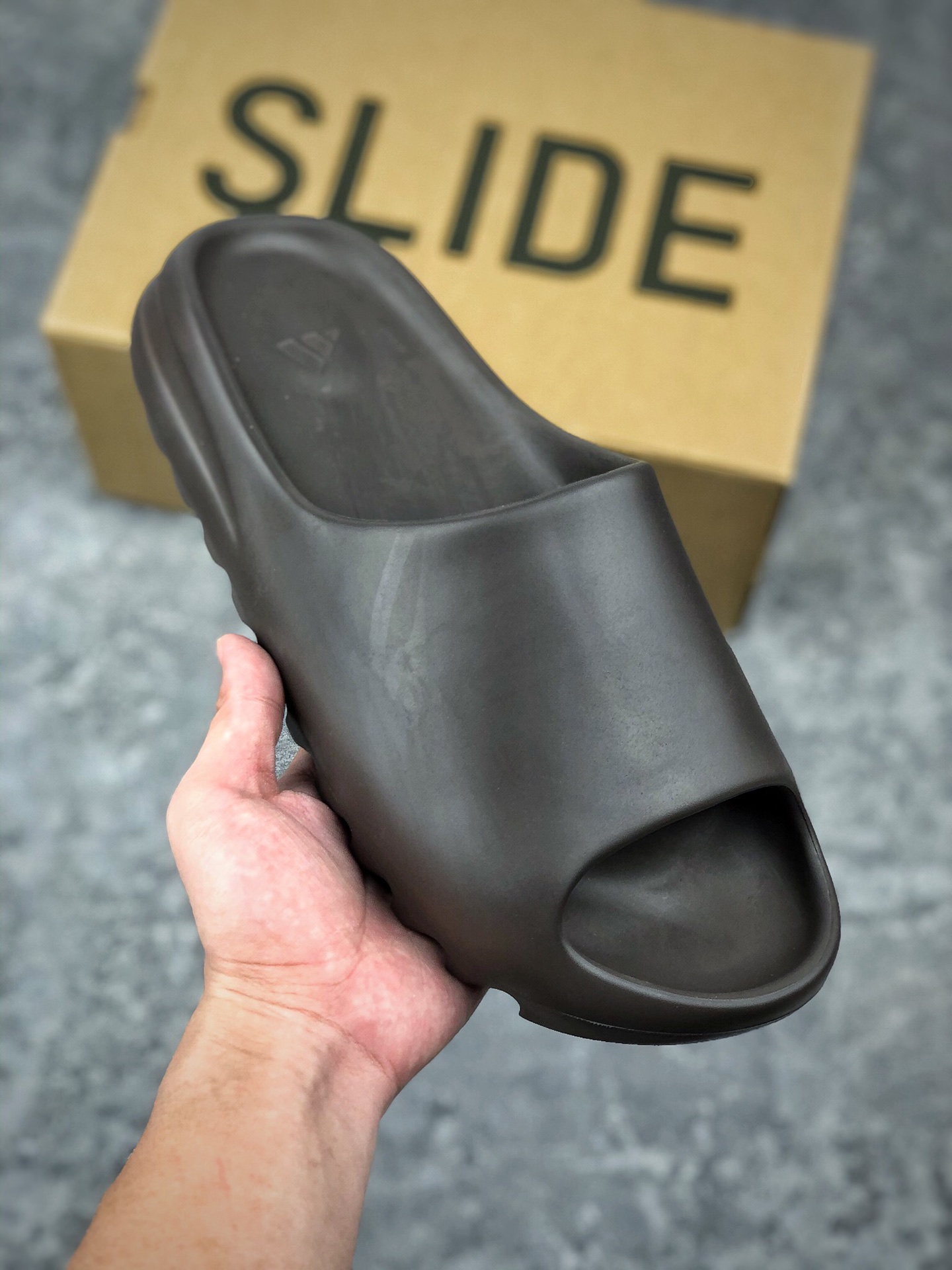  支持放店
重磅新品 独家供应
顶级纯原版本 非市面通行货
YEEZY SLIDE 