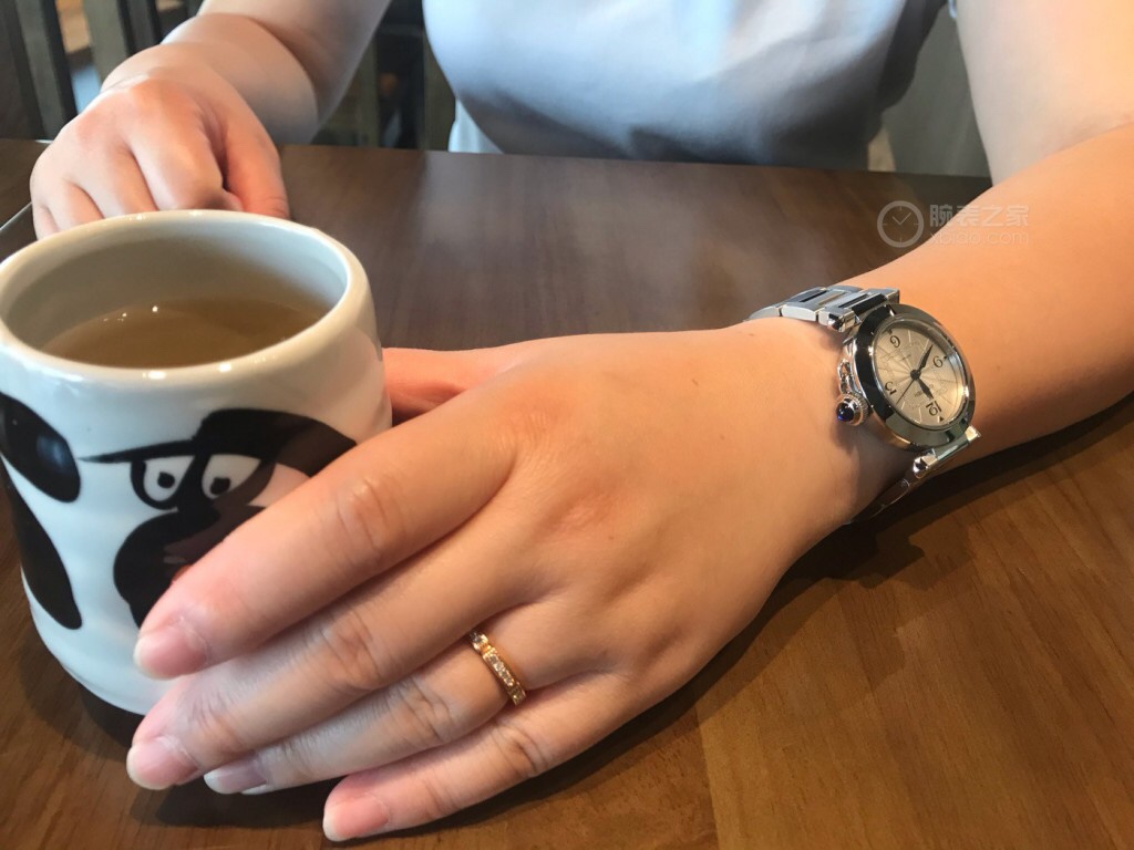 Cartier 上手俱佳 女表特别推荐：新款卡地亚--- 永不落幕之水壶卡帕莎系列 水壶把头锁精巧别致