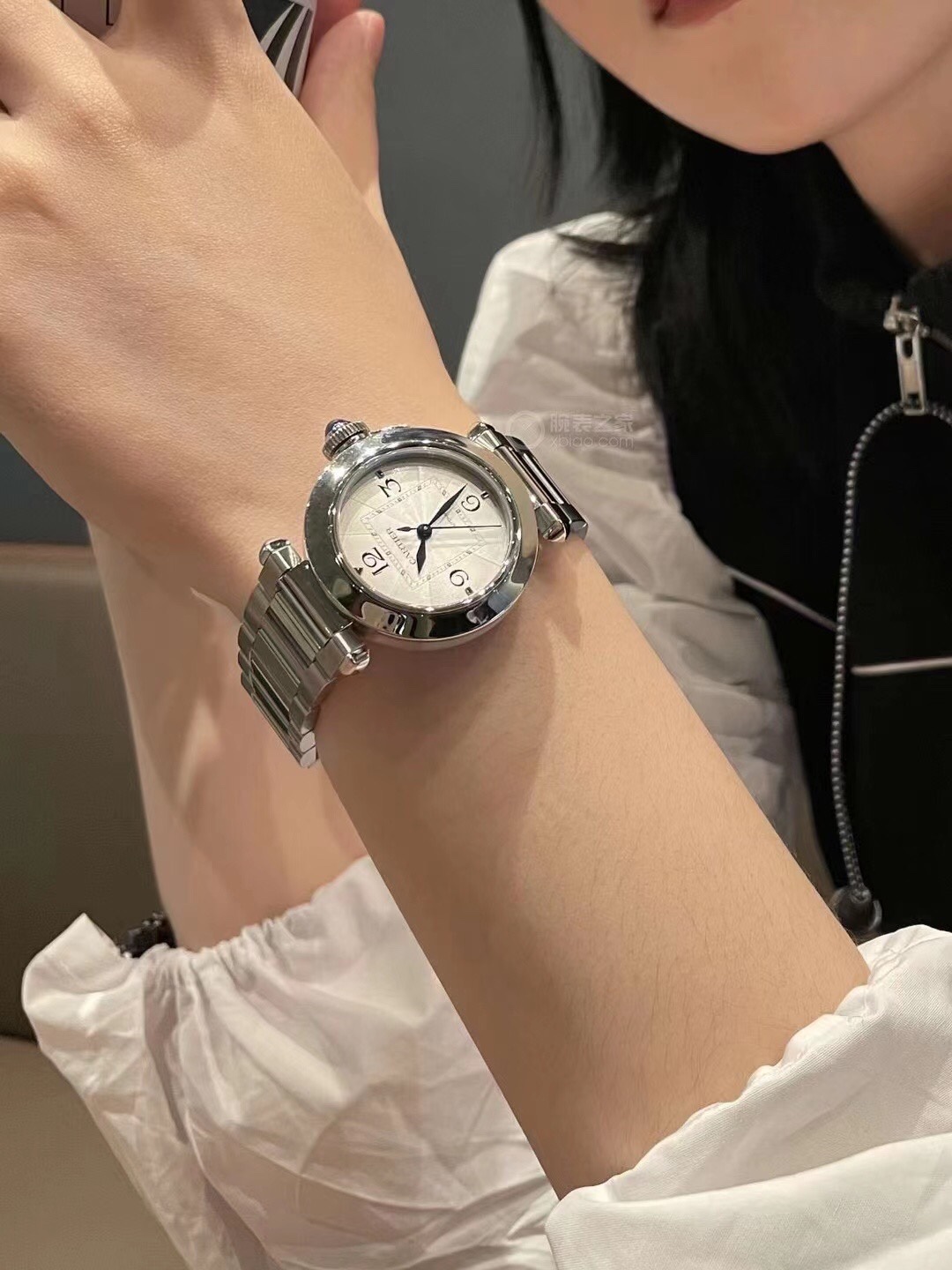Cartier 上手俱佳 女表特别推荐：新款卡地亚--- 永不落幕之水壶卡帕莎系列 水壶把头锁精巧别致