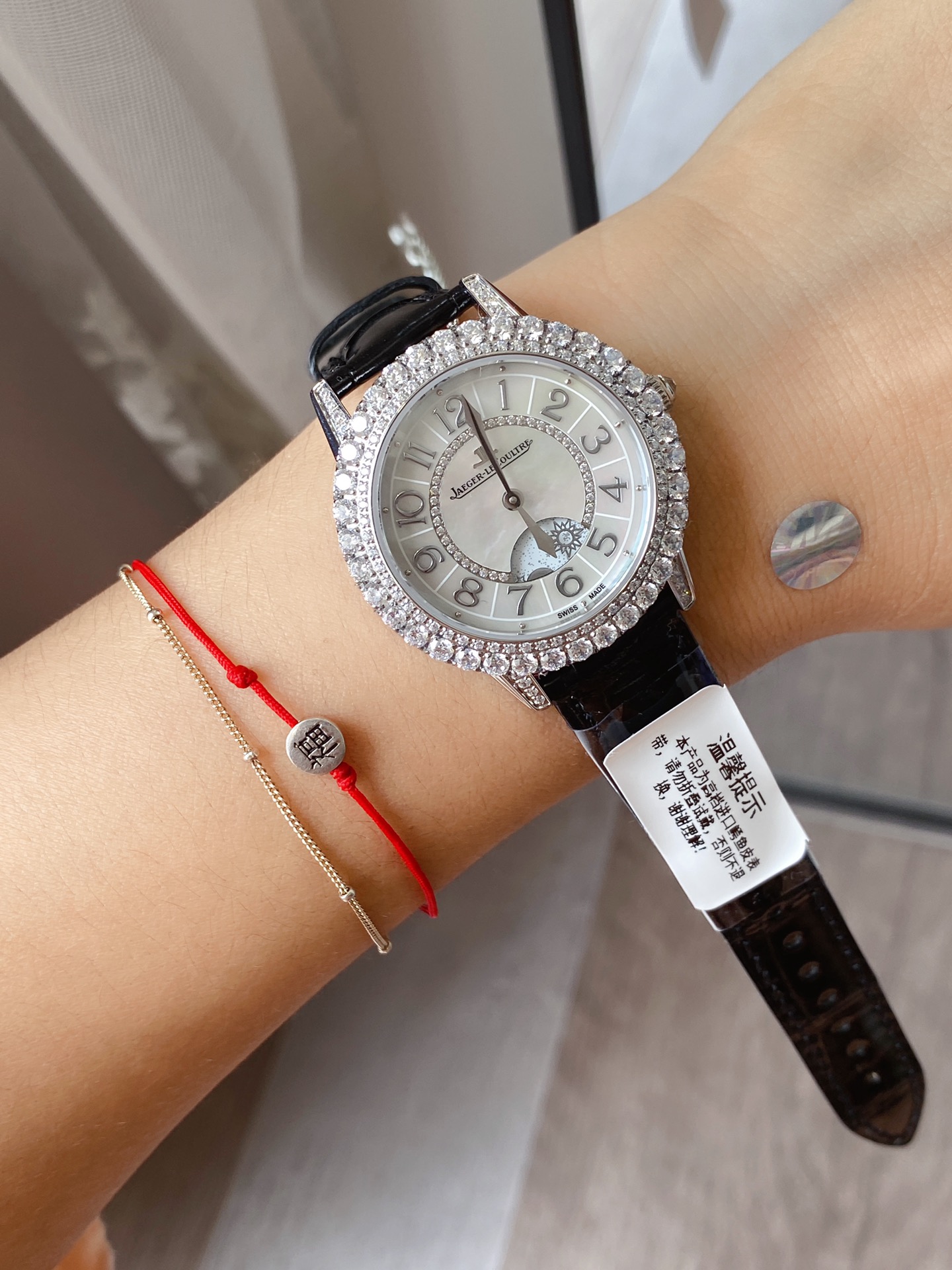 Cartier 积家约会系列月相珠宝腕表 精妙之芯时间之艺 表圈及表盘内珠宝工匠们精心打磨镶嵌的钻石