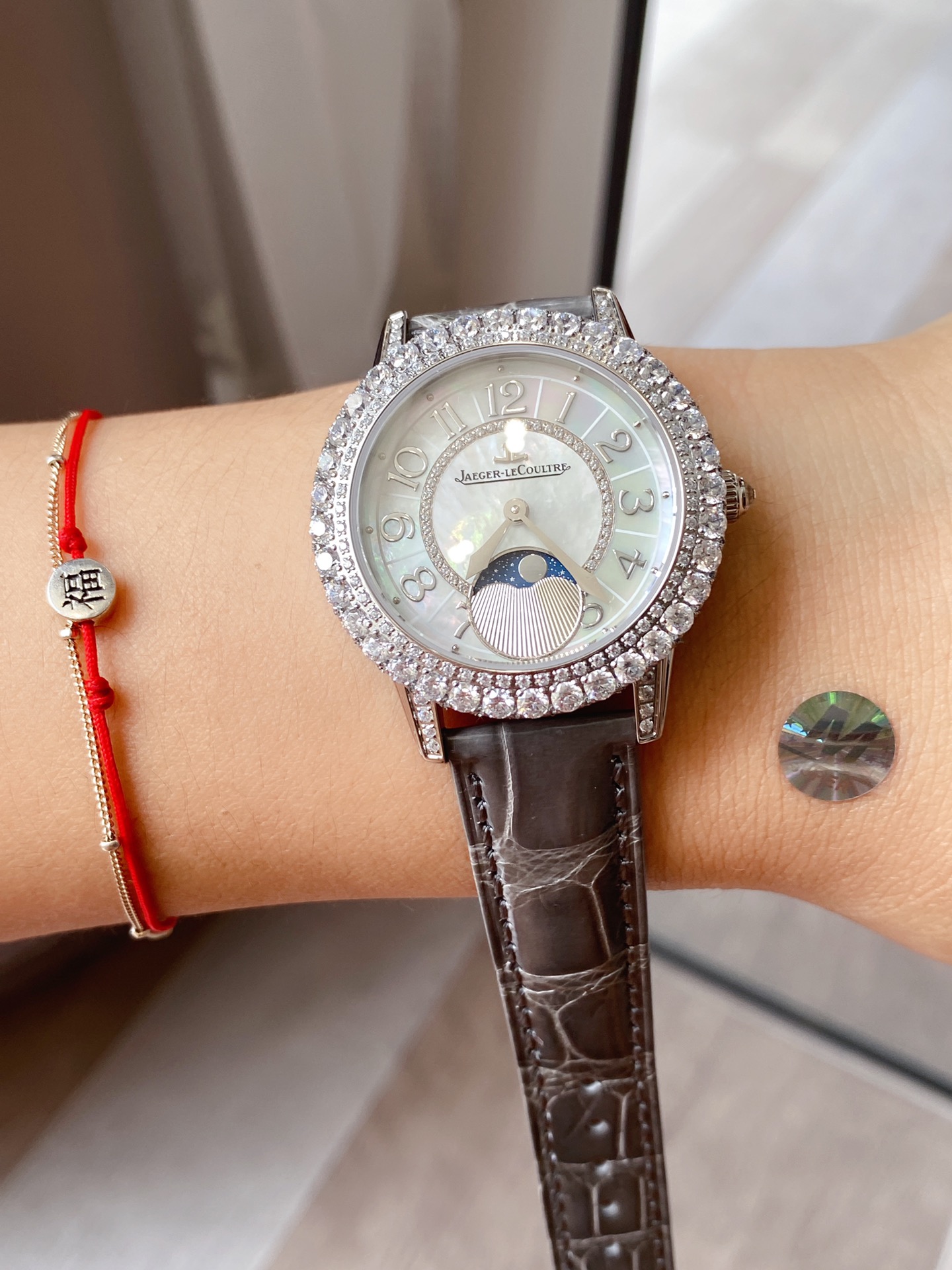 Cartier 积家约会系列月相珠宝腕表 精妙之芯时间之艺 表圈及表盘内珠宝工匠们精心打磨镶嵌的钻石