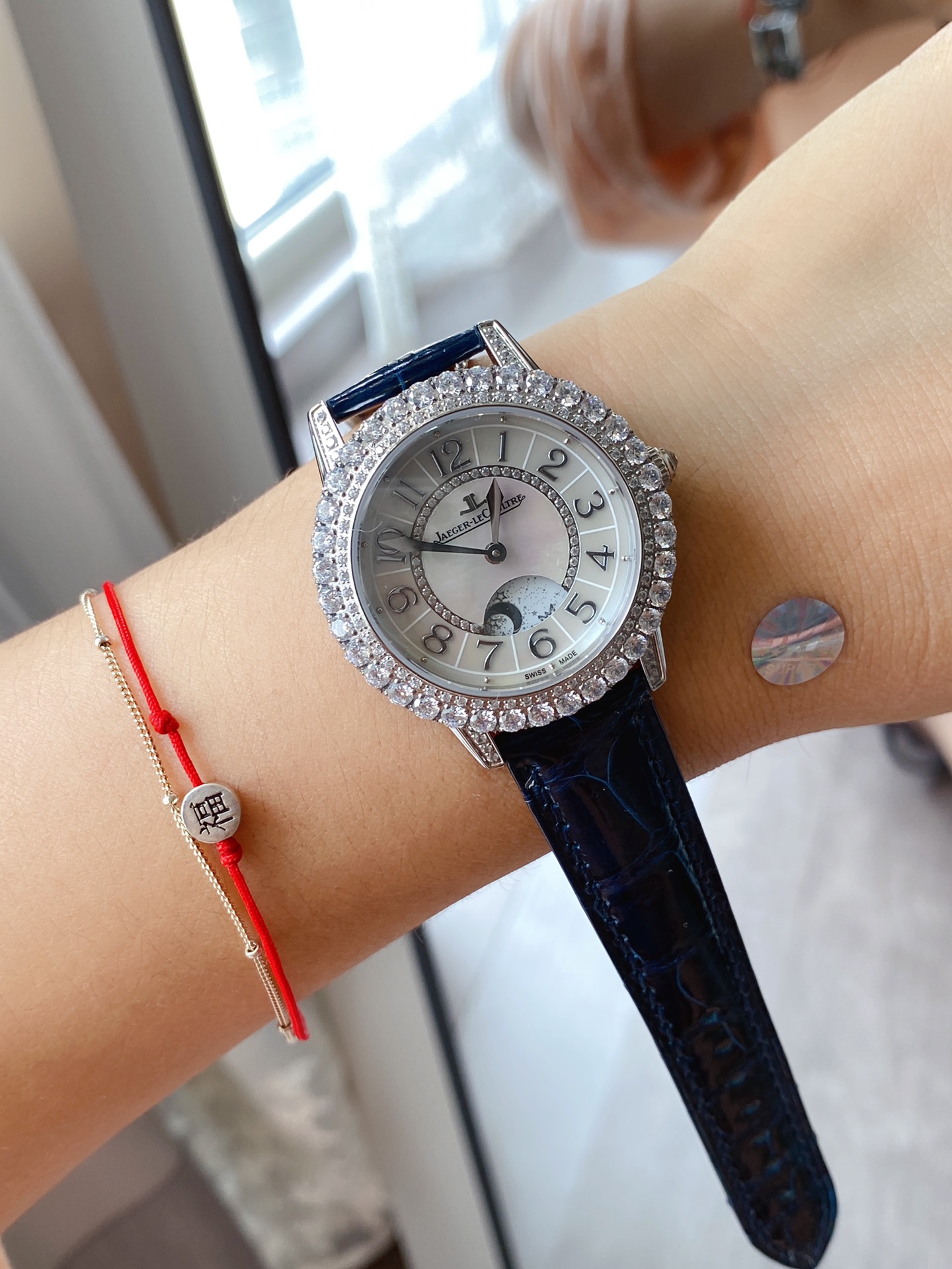 Cartier 积家约会系列月相珠宝腕表 精妙之芯时间之艺 表圈及表盘内珠宝工匠们精心打磨镶嵌的钻石