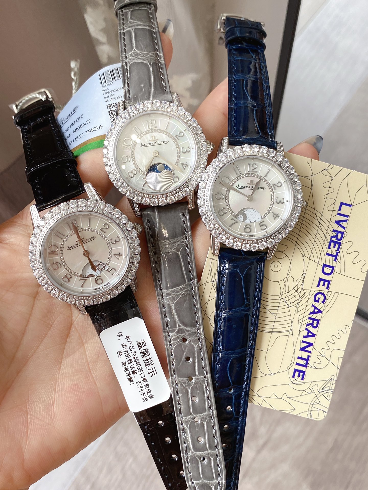 Cartier 积家约会系列月相珠宝腕表 精妙之芯时间之艺 表圈及表盘内珠宝工匠们精心打磨镶嵌的钻石