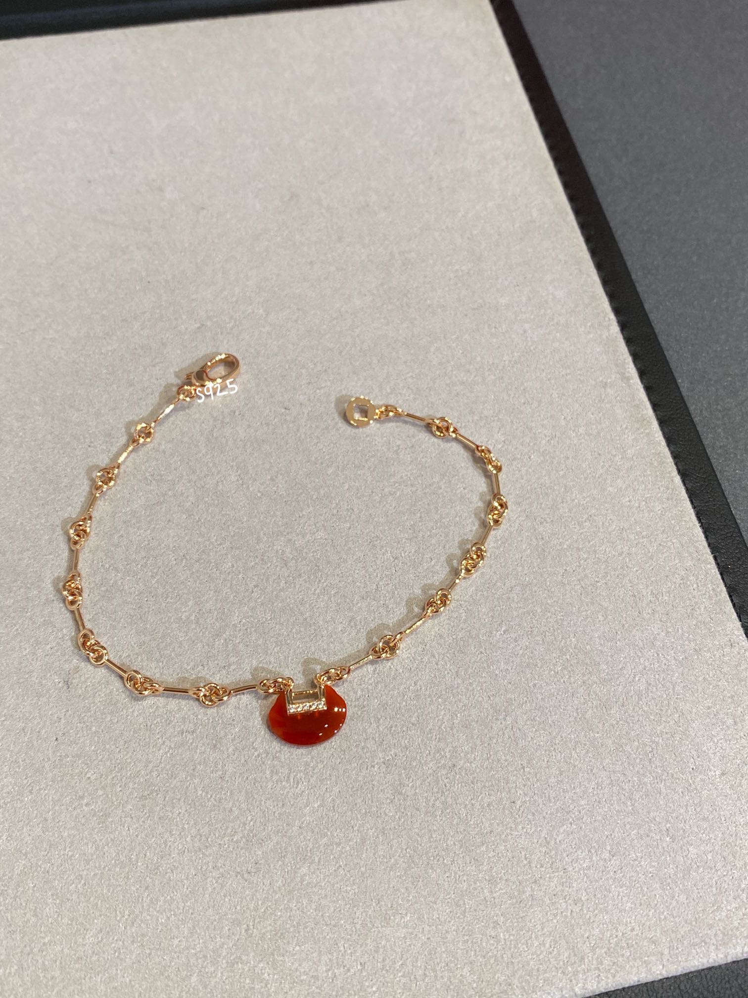 NO:632361,New model, Qeeli* Yuyi series single-layer Ruyi bracelet ~ The single-layer jade is a small size, more mini and delicate, and the mother-of-pearl is made of deep-sea mother-of-pearl, with a unique illusion ~ Chalcedony is super 5A jewelry grade natural carnelian, with a ruddy and high-end color. The thick chain of the Yuyi series is a separate handmade chain, which is labor-intensive and time-consuming. Each piece of the chain is hand-polished, hand-assembled and hand-welded, 360° polished without dead corners, clean and bright ~ the steel seals are all printed ~ every detail is in place  Natural carnelian/white fritillary; specifications: 1.1*0.8cm, length 17cm, suitable for around 15.5cm hand circumference. Unit price, bracelet, Cartier high-end jewelry19860909新款,Qeeli* Yuyi系列单层如意手链～单层的玉石是小号,更迷你精致,贝母采用深海珍珠母贝,幻彩独一无二～玉髓是超5A 珠宝级别天然红玉髓,红润色泽高级.Yuyi系列的粗链是单独的手工链子,耗工又耗时,链子每一件都是手工抛光手工组装手工焊接,360°无死角抛光,干净光亮～钢印字印齐～细节到位 天然红玉髓/白贝母； 规格如意1.1*0.8cm,长度17cm,适合15.5左右手围 单价,,bracelet,卡迪亚高端饰品,Jewelry