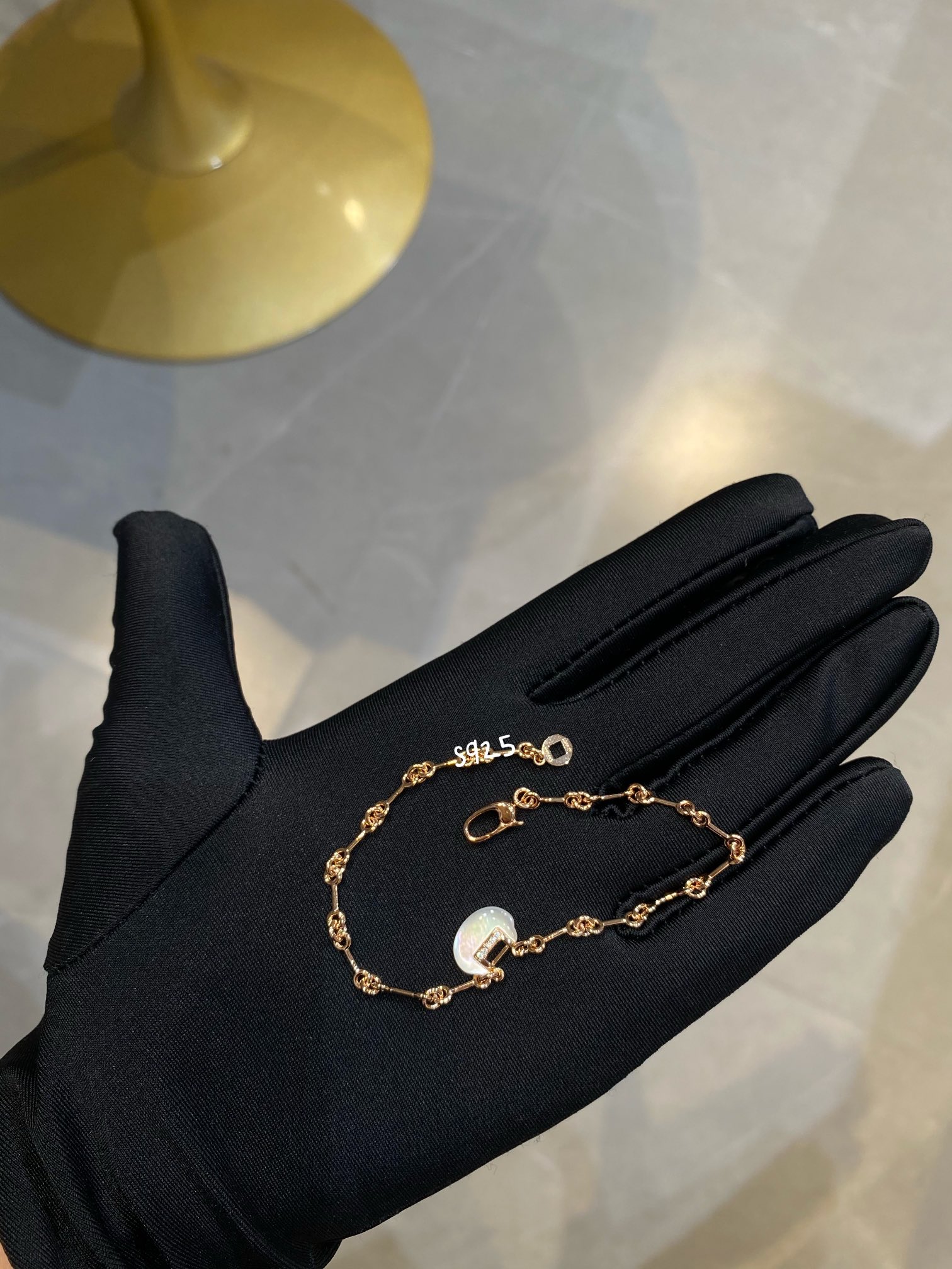 NO:632374,New model, Qeeli* Yuyi series single-layer Ruyi bracelet ~ The single-layer jade is a small size, more mini and delicate, and the mother-of-pearl is made of deep-sea mother-of-pearl, with a unique illusion ~ Chalcedony is super 5A jewelry grade natural carnelian, with a ruddy and high-end color. The thick chain of the Yuyi series is a separate handmade chain, which is labor-intensive and time-consuming. Each piece of the chain is hand-polished, hand-assembled and hand-welded, 360° polished without dead corners, clean and bright ~ the steel seals are all printed ~ every detail is in place  Natural carnelian/white fritillary; specifications: 1.1*0.8cm, length 17cm, suitable for around 15.5cm hand circumference. Unit price, bracelet, Cartier high-end jewelry19860909新款,Qeeli* Yuyi系列单层如意手链～单层的玉石是小号,更迷你精致,贝母采用深海珍珠母贝,幻彩独一无二～玉髓是超5A 珠宝级别天然红玉髓,红润色泽高级.Yuyi系列的粗链是单独的手工链子,耗工又耗时,链子每一件都是手工抛光手工组装手工焊接,360°无死角抛光,干净光亮～钢印字印齐～细节到位 天然红玉髓/白贝母； 规格如意1.1*0.8cm,长度17cm,适合15.5左右手围 单价,,bracelet,卡迪亚高端饰品,Jewelry