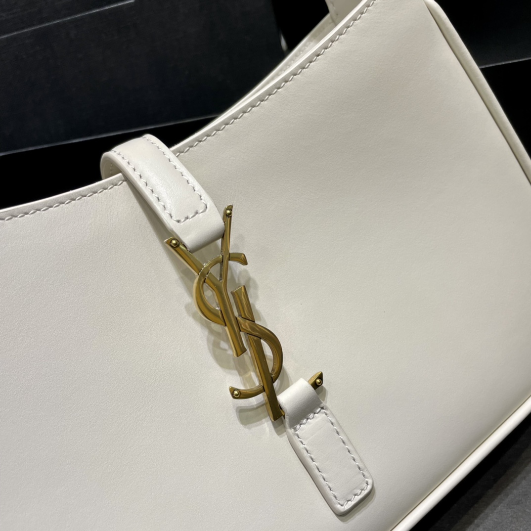 原厂皮️白色_春夏新款腋下包Le5A7Bag强推️今年的宝藏包包之一！极简外形+金属logo扣开合设计可