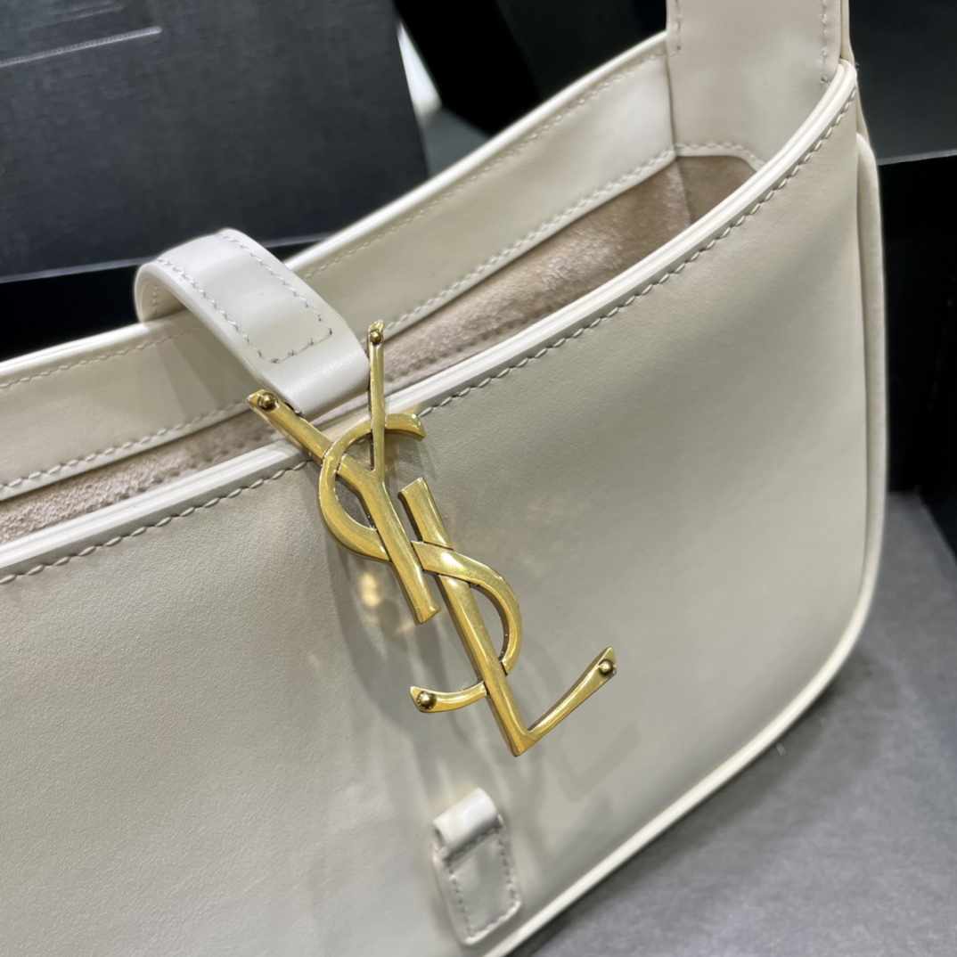 原厂皮️白色_春夏新款腋下包Le5A7Bag强推️今年的宝藏包包之一！极简外形+金属logo扣开合设计可