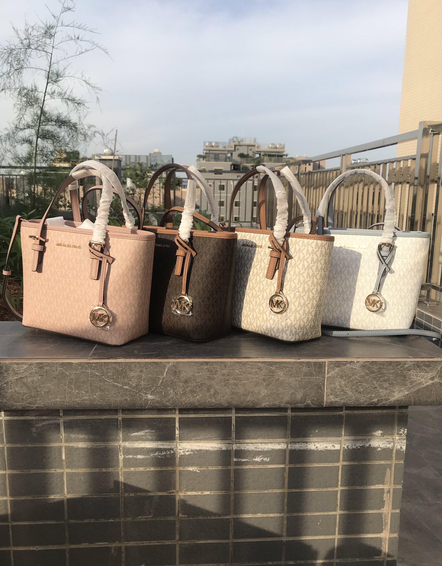 Michael Kors MK新款小号购物袋 十字纹牛皮 购物袋pv专用面料样式 设计改成了小号 额外加了长背带