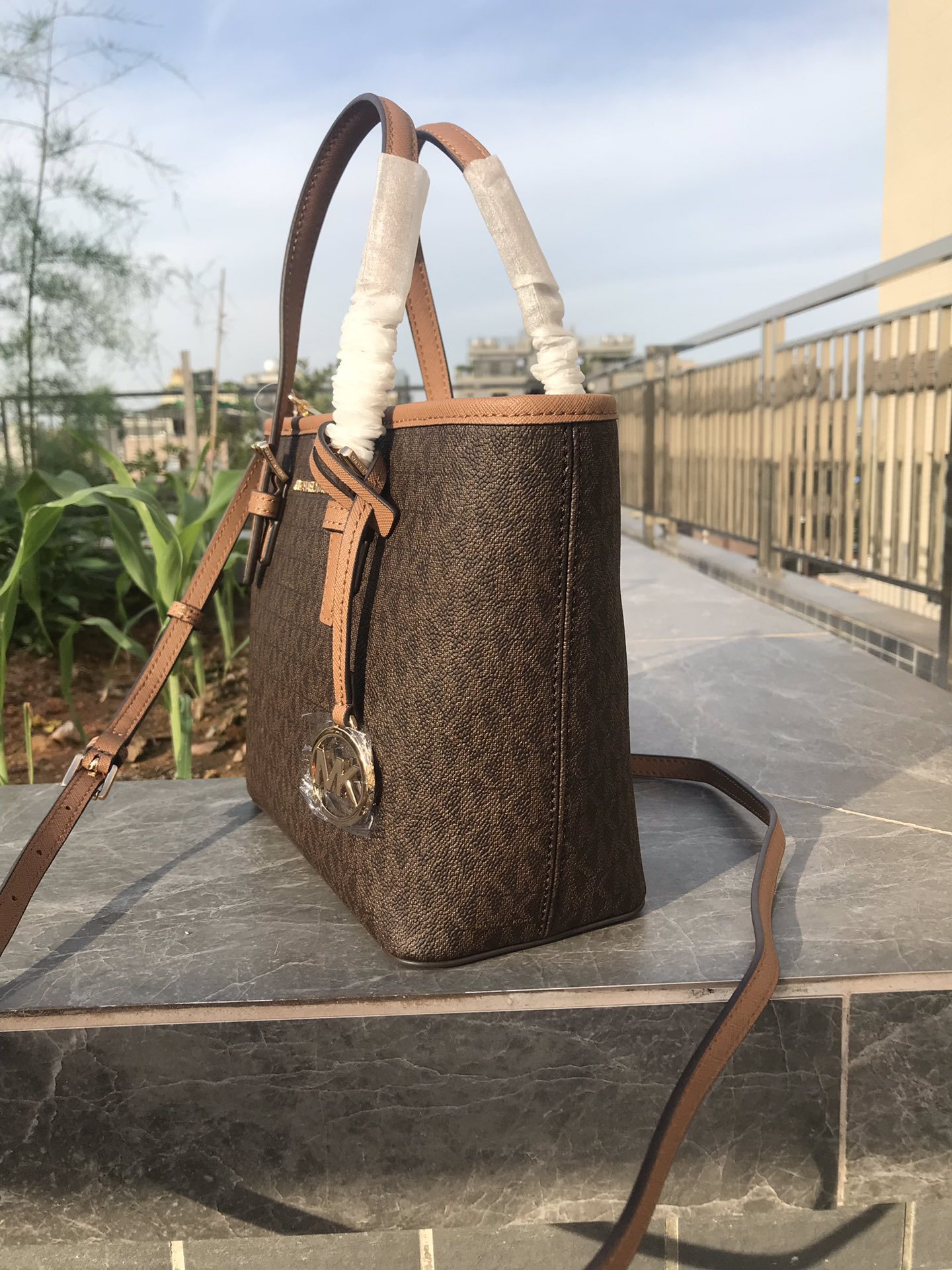 Michael Kors MK新款小号购物袋 十字纹牛皮 购物袋pv专用面料样式 设计改成了小号 额外加了长背带