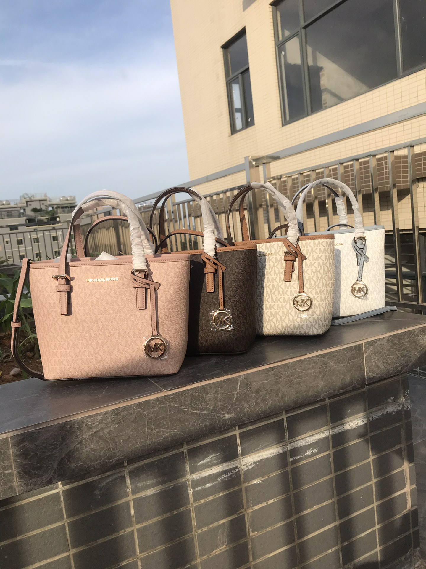Michael Kors MK新款小号购物袋 十字纹牛皮 购物袋pv专用面料样式 设计改成了小号 额外加了长背带