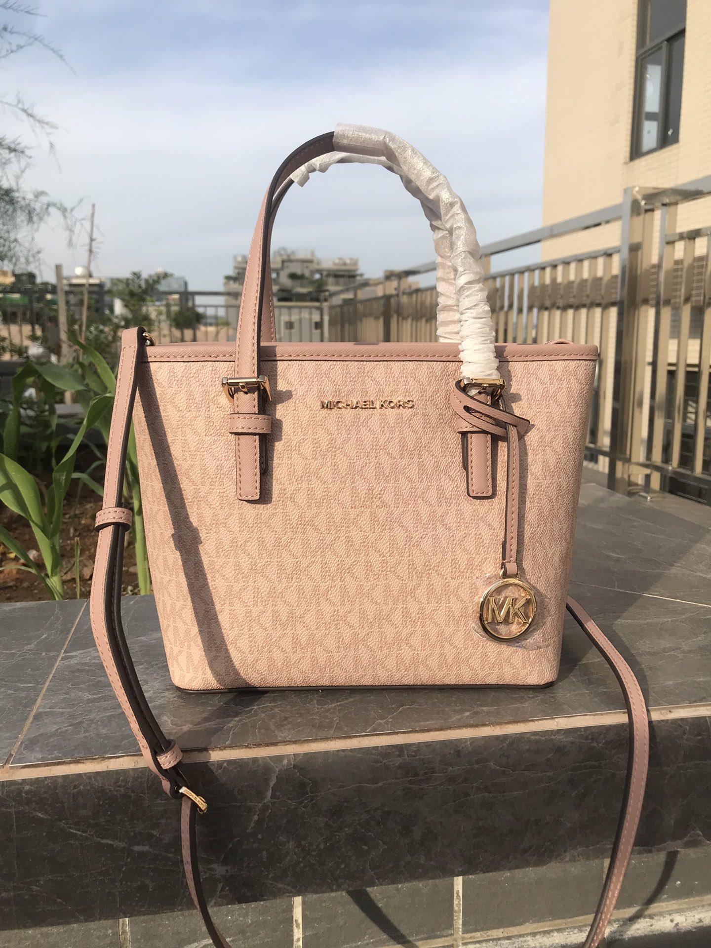 Michael Kors MK新款小号购物袋 十字纹牛皮 购物袋pv专用面料样式 设计改成了小号 额外加了长背带