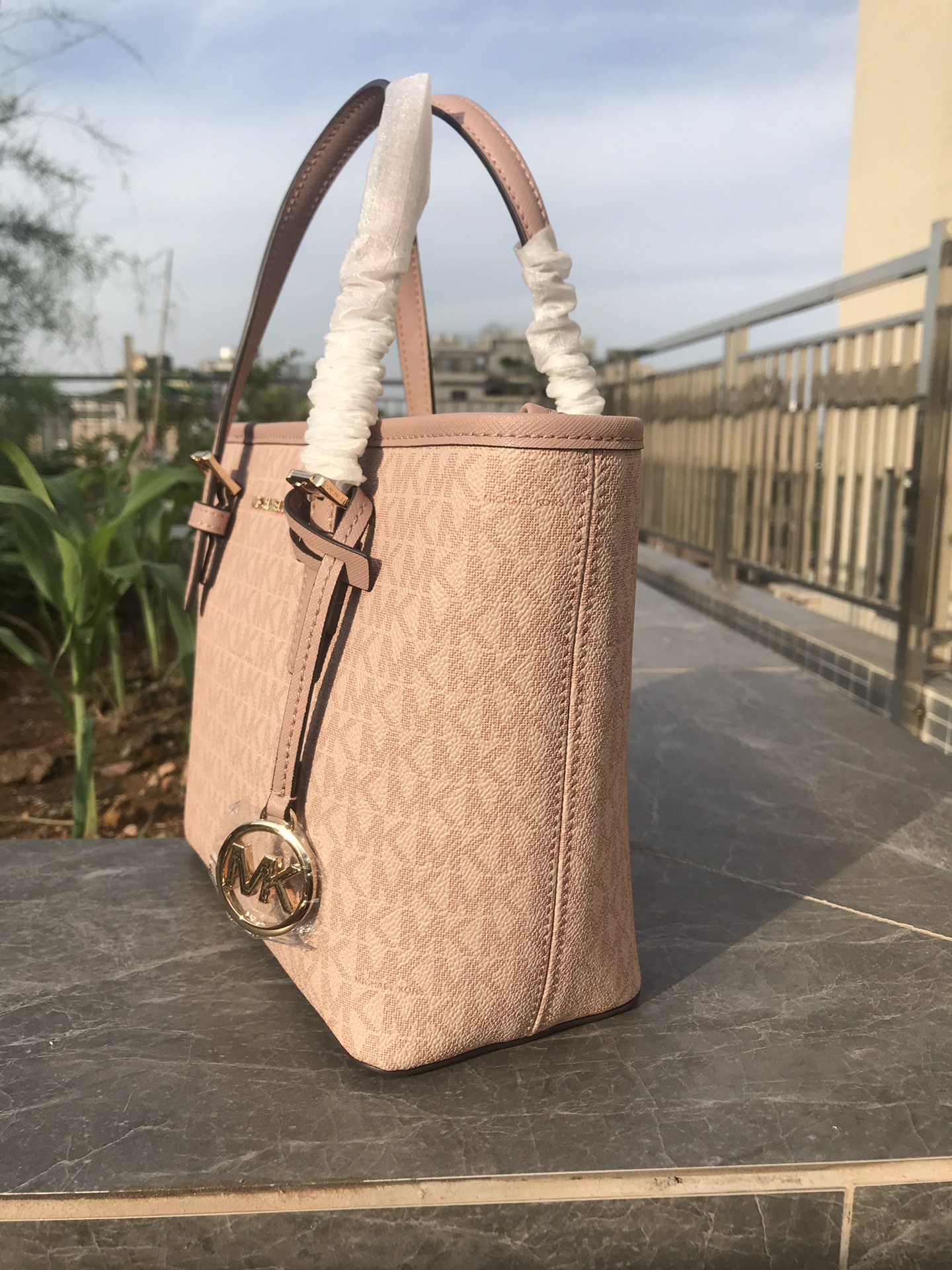 Michael Kors MK新款小号购物袋 十字纹牛皮 购物袋pv专用面料样式 设计改成了小号 额外加了长背带