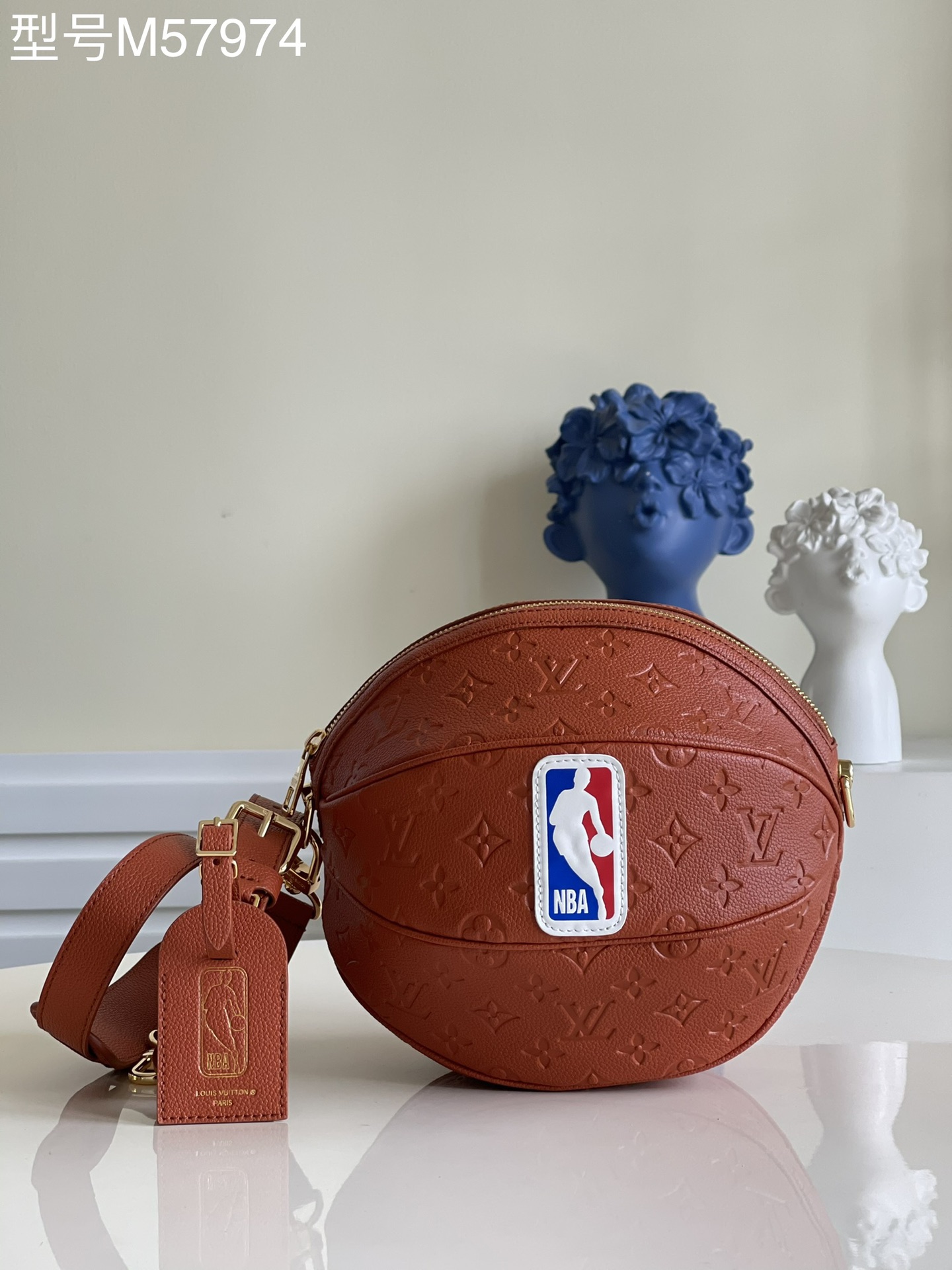 NO:397584,【Exclusive real shot M57974】LVxNBA SEASON 2 capsule series ingeniously presented Ball in Basket handbag, its basketball shape design is equipped with a ball net with shoulder straps. It can be used as a shoulder bag or a postman bag. Size 30 x 42 x 11 cm M.780,LV【original leather】,louis vuitton,shoulder bags19860909【独家实拍M57974】LVxNBA SEASON 2 胶囊系列匠心呈献 Ball in Basket 手袋,其篮球形状设计内设配有肩带的球网.可作单肩包或邮差包.尺寸30 x 42 x 11 厘米 M.780,LV【原厂皮】,louis vuitton,shoulder bags,Bag