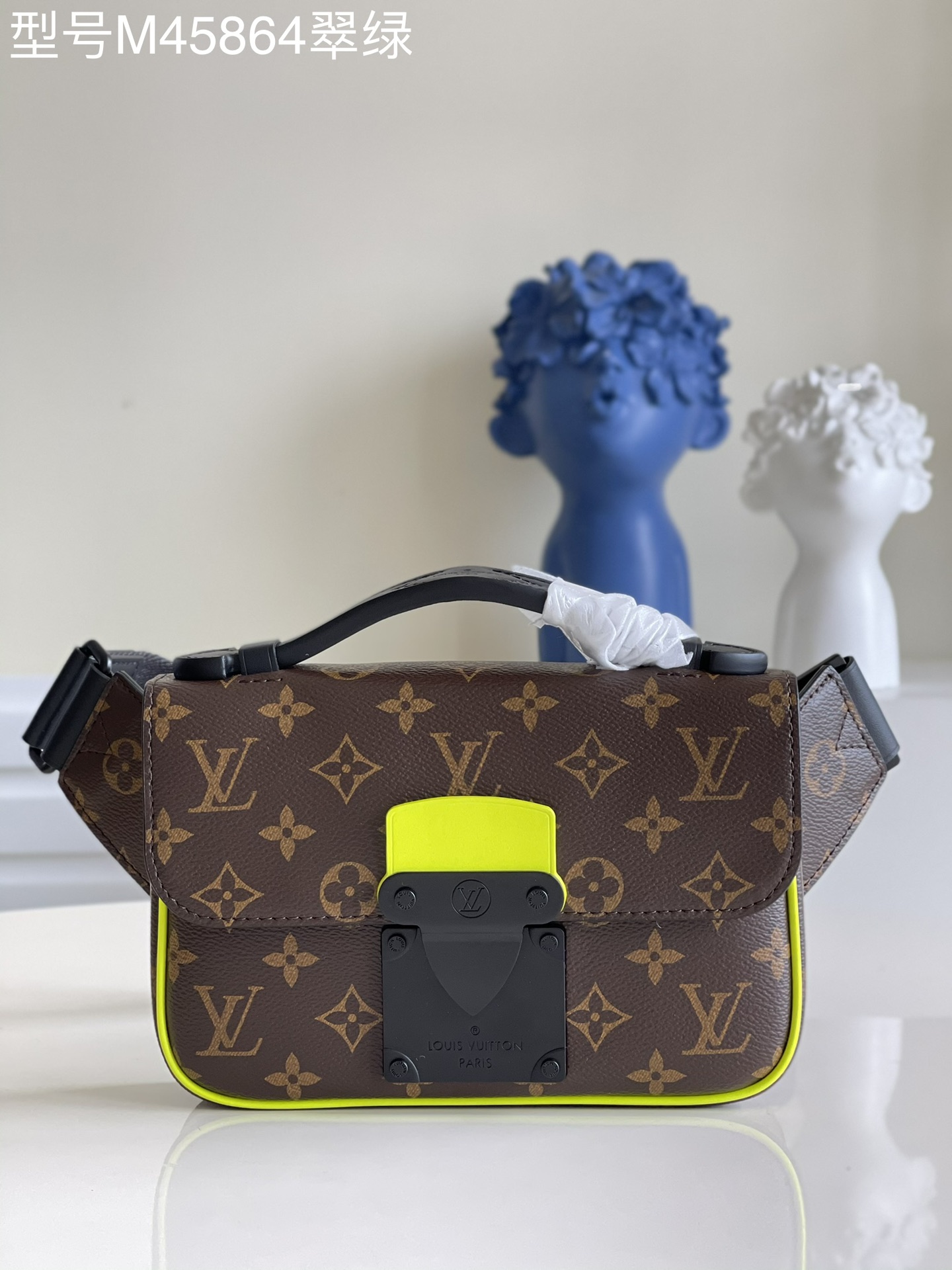 NO:397389,【Exclusive real photo M45864 emerald green】S Lock Sling waist bag The handbag is equipped with a magnetic lock buckle inspired by Louis Vuitton's traditional hard box lock, which ensures the safety of personal belongings. Monogram Macassar canvas is equipped with creative black metal lock buckle, with fluorescent yellow tones embellished on it. Presbyterian black leather gutter large metal lock buckle Postman's waist bag chest bag The sturdy hard box style handle and adjustable shoulder strap are decorated with LV logo, providing a variety of portable options. Size 21.0 x 15.0 x 4.0 cm.x.650, LV [original leather], louis vuitton, louis vuitton19860909【独家实拍 M45864翠绿】S Lock Sling 腰包 手袋配有以路易威登传统硬箱锁扣为灵感的磁吸锁扣,可确保个人物品安全无虞.Monogram Macassar 帆布配有创意黑色金属锁扣,荧光黄色调点缀其上.老花黑皮盖头大金属锁扣邮差腰包胸包坚固的硬箱风格手柄与可调节肩带皆饰有 LV 标识,提供多种背携选择.尺寸 21.0 x 15.0 x 4.0 厘米.x.650,LV【原厂皮】,louis vuitton,louis vuitton,Bag