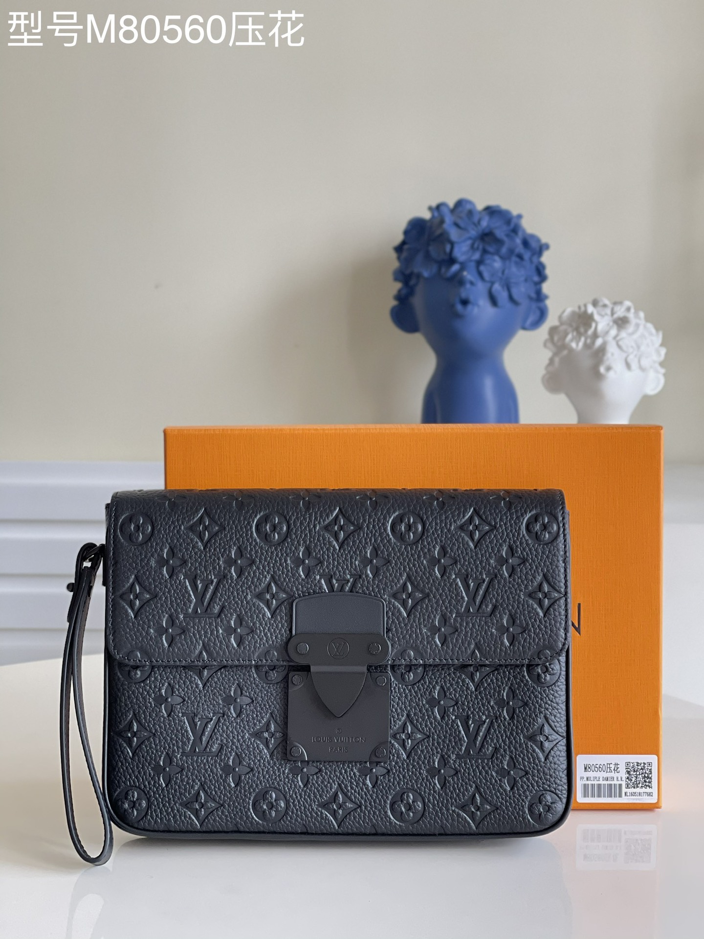 NO:397547,【Exclusive real-life M80560 embossed】 This S Lock 4A handbag is made of Monogram Macassar canvas and is equipped with a new and creative S-shaped lock. This buckle is inspired by the hard box buckle designed by Georges Vuitton in 1886. It is equipped with a large main compartment and 6 card mezzanines, and can be removed for easy handling. Elegant and modern, and can carry documents and daily necessities. Size 27 x 21 x 3.5 a.,LV [original leather],louis vuitton19860909【独家实拍M80560压花】 本款 S Lock 4A 手袋由 Monogram Macassar 帆布制成,配有全新创意 S 形锁扣该锁扣以 Georges Vuitton 于 1886 年设计的硬箱锁扣为灵感打造.配有大号主隔层及 6 个卡片夹层,可脱卸腕带便于手提.优雅现代,可携带文件及日常用品.尺寸27 x 21 x 3.5 a.,LV【原厂皮】,louis vuitton,Bag