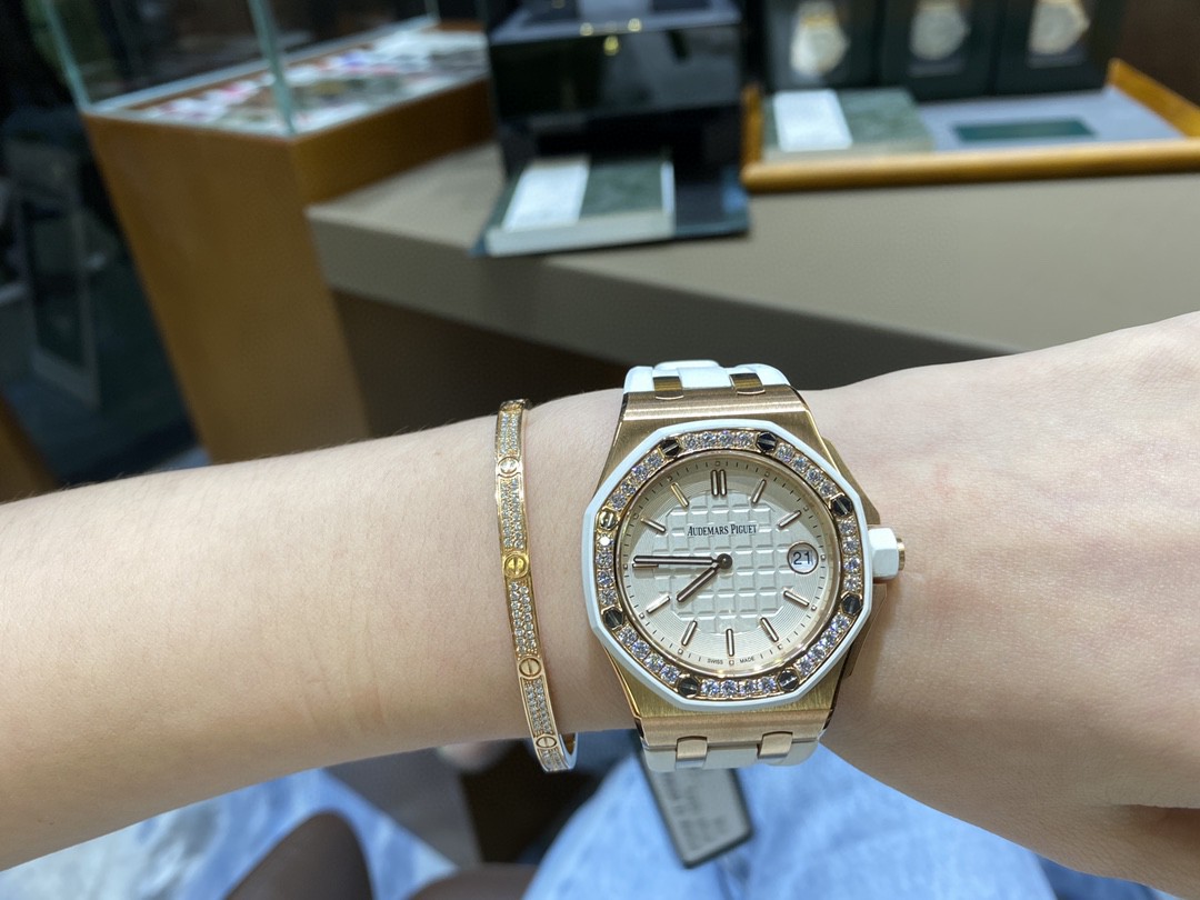 Audemars Piguet 爱彼A皇家橡树离岸系列37mm，女款爱彼不仅拥有硬朗霸气风格，还增加了几分柔美、使得女装腕表更加 个性