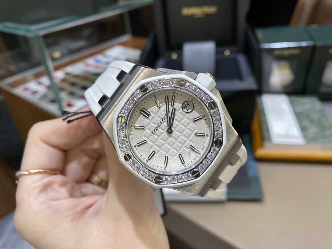 Audemars Piguet 爱彼A皇家橡树离岸系列37mm，女款爱彼不仅拥有硬朗霸气风格，还增加了几分柔美、使得女装腕表更加 个性