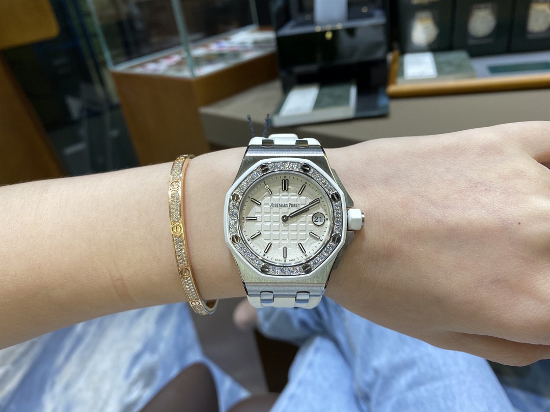 Audemars Piguet 爱彼A皇家橡树离岸系列37mm，女款爱彼不仅拥有硬朗霸气风格，还增加了几分柔美、使得女装腕表更加 个性