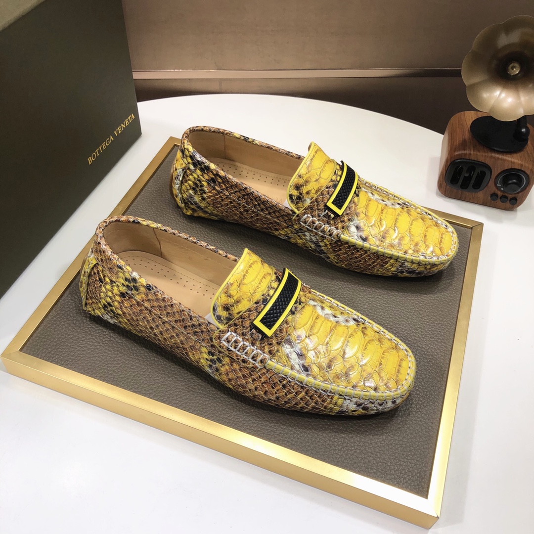 J0 Bottega Veneta 全牛皮内里 官网 鞋面以上乘的顶级小牛皮制作 细腻的手感 流淌奢华的质感 为精致男士量身制作 铸就高贵气场 细致规整的马克手工缝线 流畅的线条 全牛内里 洗汗舒适 38-4545定制不退换