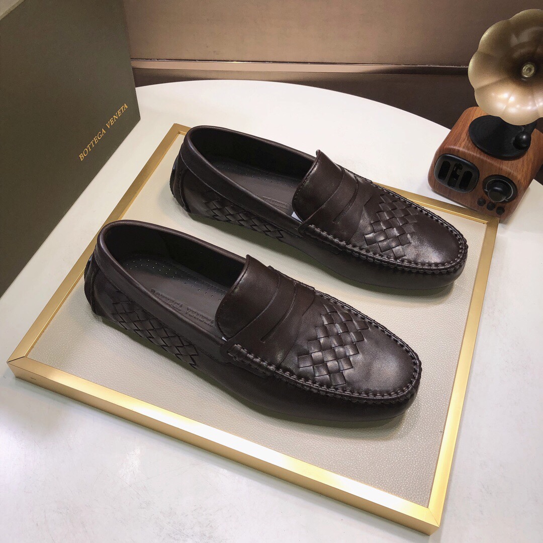 J0 Bottega Veneta 全牛皮内里 官网 鞋面以上乘的顶级小牛皮制作 细腻的手感 流淌奢华的质感 为精致男士量身制作 铸就高贵气场 细致规整的马克手工缝线 流畅的线条 全牛内里 洗汗舒适 38-4545定制不退换