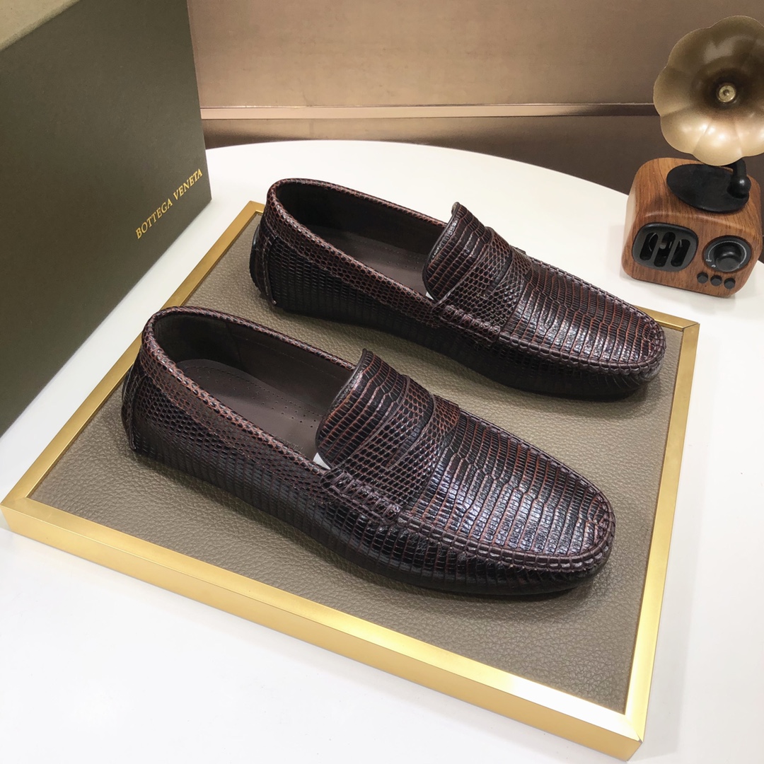 J0 Bottega Veneta 全牛皮内里 官网 鞋面以上乘的顶级小牛皮制作 细腻的手感 流淌奢华的质感 为精致男士量身制作 铸就高贵气场 细致规整的马克手工缝线 流畅的线条 全牛内里 洗汗舒适 38-4545定制不退换