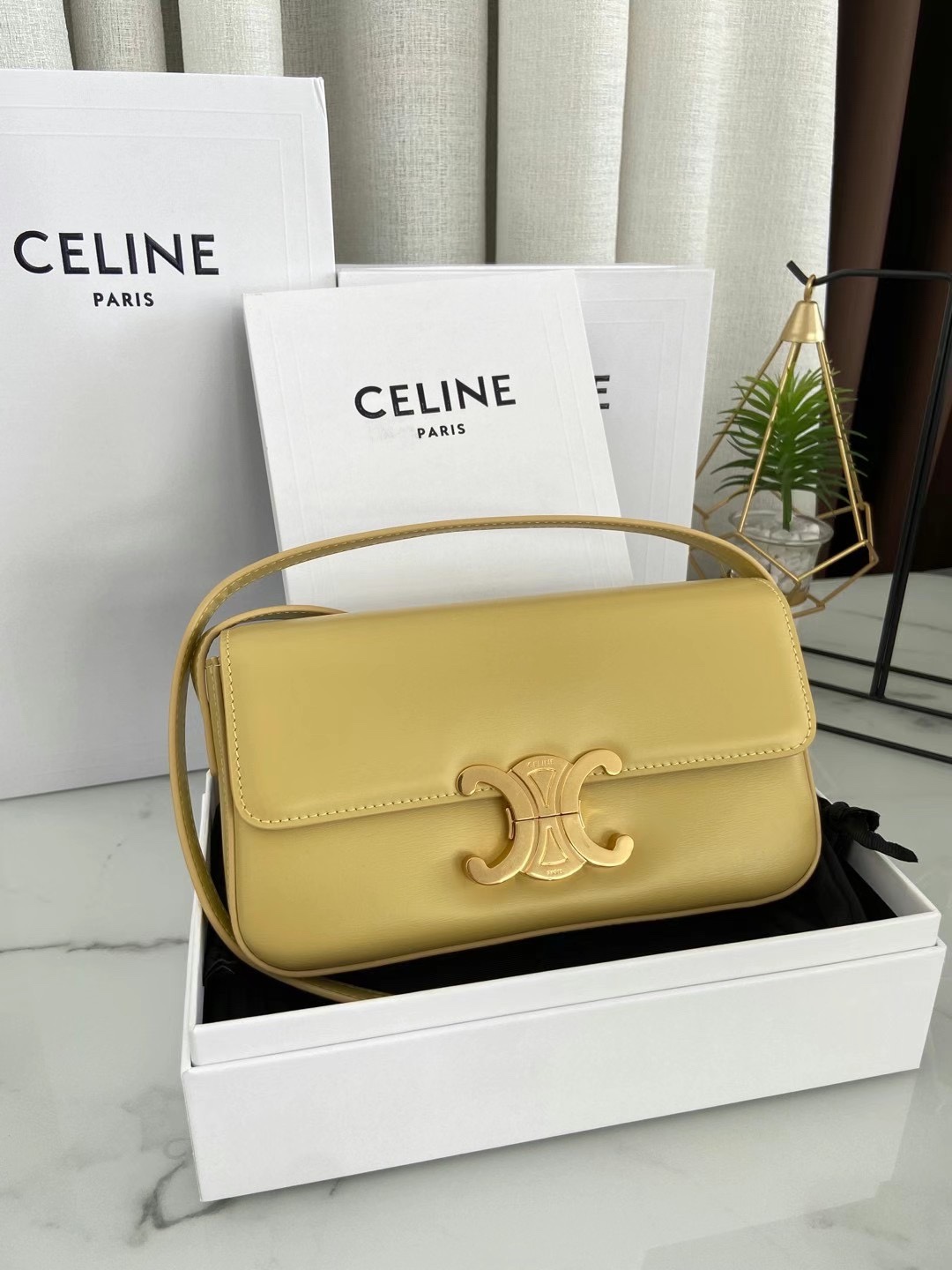 NO:179006,Genuine grade original leather version New shot Triomphe Arc de Triomphe Armise Bag Spring and summer limited edition, classic, high-end, simple design, no extra suffix, very recognizable, fashionable and versatile, still out of date after many years, with a strong retro flavor~ A must-have for fashionable girls~ Model number 194142 Sand Grass Yellow Size 21x11x4cm (shoulder straps can be adjusted), Celine, celine19860909正品级  原厂皮版本 新拍摄 Triomphe 凯旋门腋下包 春夏限定款,经典、高级感、简洁的设计,没有多余的后缀,非常具有辨识度,时尚百搭,多年后仍不过时,复古味道浓郁～ 时髦女孩必入款～ 款号194142沙草黄 尺寸21x11x4cm（肩带可以调节）,赛琳,celine,Bag