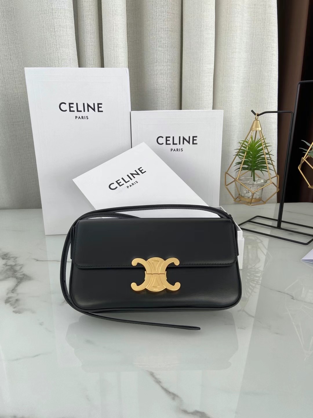 NO:183335,Genuine grade original leather version New shot Triomphe Arc de Triomphe Armise Bag Spring and summer limited edition, classic, high-end, simple design, no extra suffix, very recognizable, fashionable and versatile, still out of date after many years, with a strong retro flavor~ A must-have for fashionable girls~ Model number 194142 Presbyterian with tan Size 21x11x4cm (shoulder straps can be adjusted), Celine, celine19860909正品级  原厂皮版本 新拍摄Triomphe 凯旋门腋下包 春夏限定款,经典、高级感、简洁的设计,没有多余的后缀,非常具有辨识度,时尚百搭,多年后仍不过时,复古味道浓郁～ 时髦女孩必入款～ 款号194142老花配黄褐色 尺寸21x11x4cm（肩带可以调节）,赛琳,celine,Bag