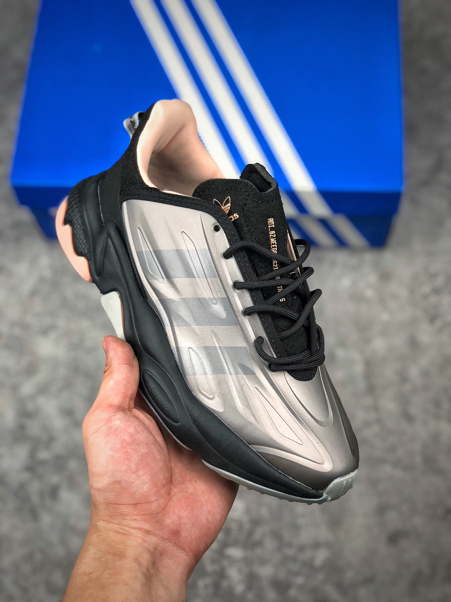  支持放店
Adidas 阿迪 Ozweego Celox M 水管2.0  复古休闲运动鞋 货号：GY5341
原楦原纸版开发数据版型#双层EVA高弹中底+耐磨橡胶外底以先锋原创表达重启「OZ」世代
尺码：36 36.5 37 38 38.5 39 40 40.5 41 42 42.5 43 44 44.5 45