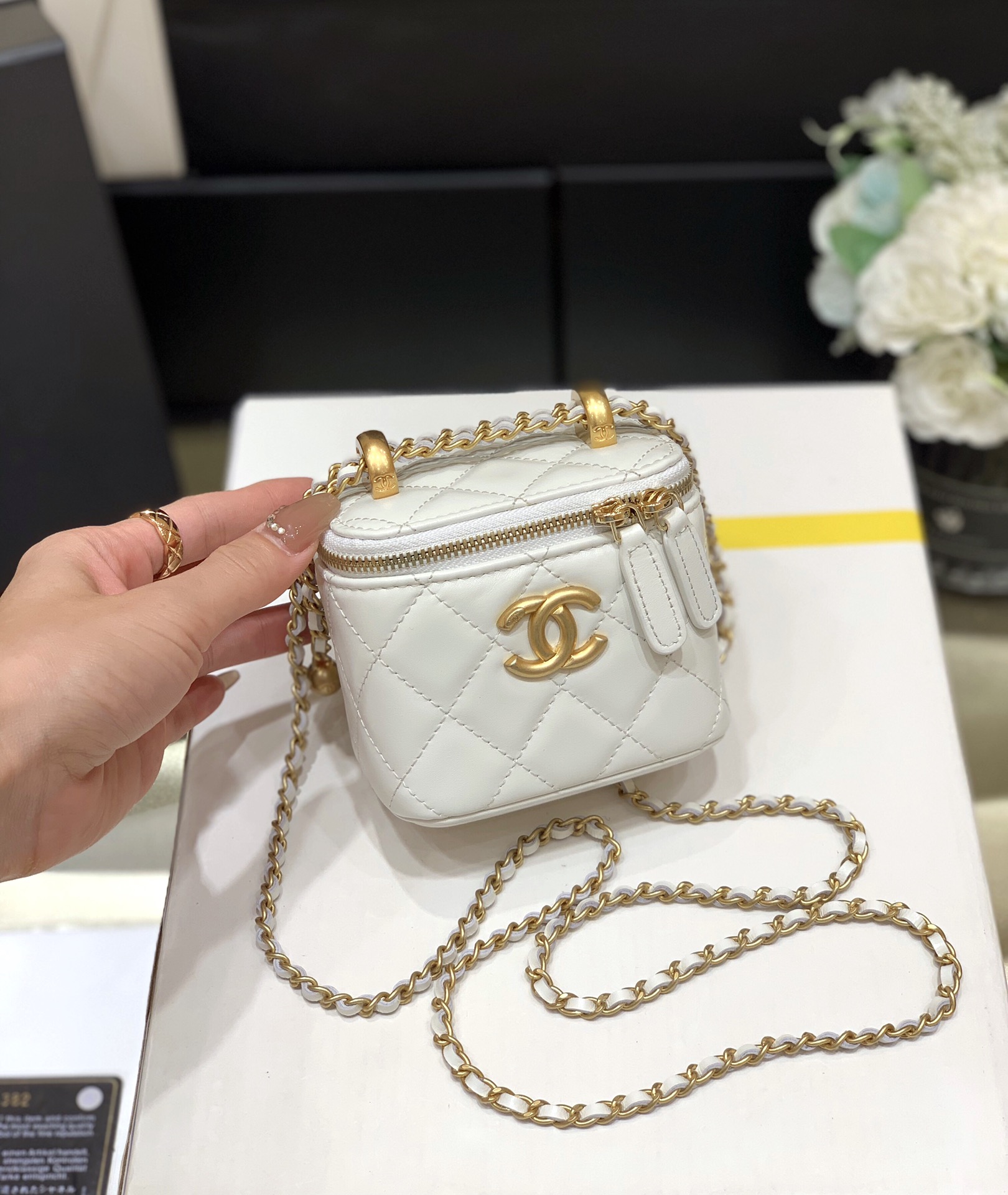 Chanel 高级手工坊双金珠系列盒子斜挎包 AP2292白色