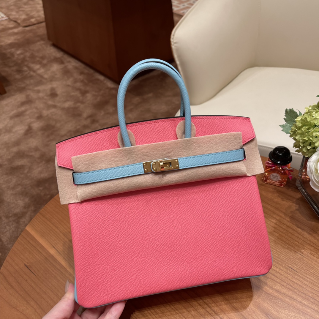 NO:698057,What is SO special customization?  Special customization is also commonly referred to as SO (secial order). Special customization is held twice a year around April and October. The most distinctive feature of special customization is the horseshoe engraving, Birkin 25 Iv horseshoe print color matching, custom Esom leather 18 8W lipstick powder 3 macaron blue gold buckle, Hermes, Hermes, Hermes,19860909什么是 SO 特殊定制？ 特殊定制也就是大家常说的 SO ( secial order ),每年会在4月和10月的前后举行两次特殊定制.特殊定制最鲜明的特点就是马蹄刻印, Birkin 25 Iv马蹄印拼色定制 Esom 皮 18 8W 唇膏粉拼 3 马卡龙蓝 金扣,爱马仕,hermes,Hermes,,Bag