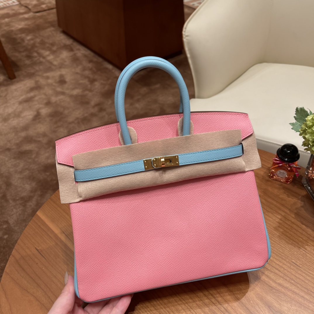 NO:698071,What is SO special customization?  Special customization is also commonly known as SO (secial order). Special customization is held twice a year around April and October. The most distinctive feature of special customization is the horseshoe engraving, Birkin 25 Iv horseshoe print color matching, custom Esom leather 1Q milkshake powder 3 macaron blue gold buckle, Hermes, Hermes,19860909什么是 SO 特殊定制？ 特殊定制也就是大家常说的 SO ( secial order ),每年会在4月和10月的前后举行两次特殊定制.特殊定制最鲜明的特点就是马蹄刻印, Birkin 25 Iv马蹄印拼色定制 Esom 皮 1Q 奶昔粉拼 3 马卡龙蓝 金扣,爱马仕,hermes,Hermes,,Bag