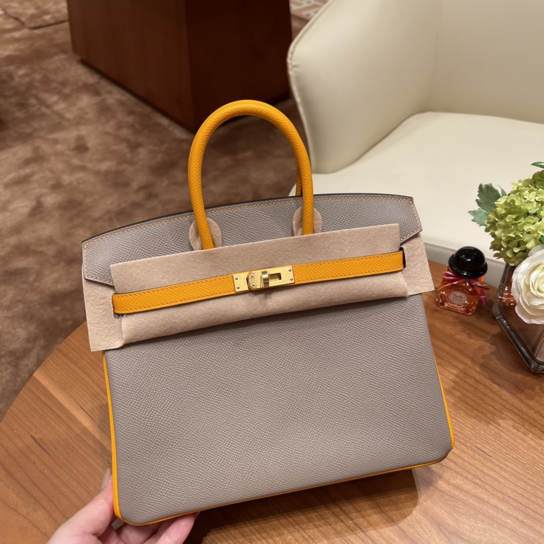 NO:698060,What is SO special customization?  Special customization is what everyone often calls SO (secial order). Special customization is held twice a year around April and October. The most distinctive feature of special customization is the horseshoe engraving, Birkin 25 Iv horseshoe print color matching, customized Esom leather M8 asphalt gray and 9V sun yellow brushed gold buckle, Hermes, Hermes,19860909什么是 SO 特殊定制？ 特殊定制也就是大家常说的 SO ( secial order ),每年会在4月和10月的前后举行两次特殊定制.特殊定制最鲜明的特点就是马蹄刻印, Birkin 25 Iv马蹄印拼色定制 Esom 皮 M8 沥青灰拼 9V 太阳黄 拉丝金扣,爱马仕,hermes,Hermes,,Bag