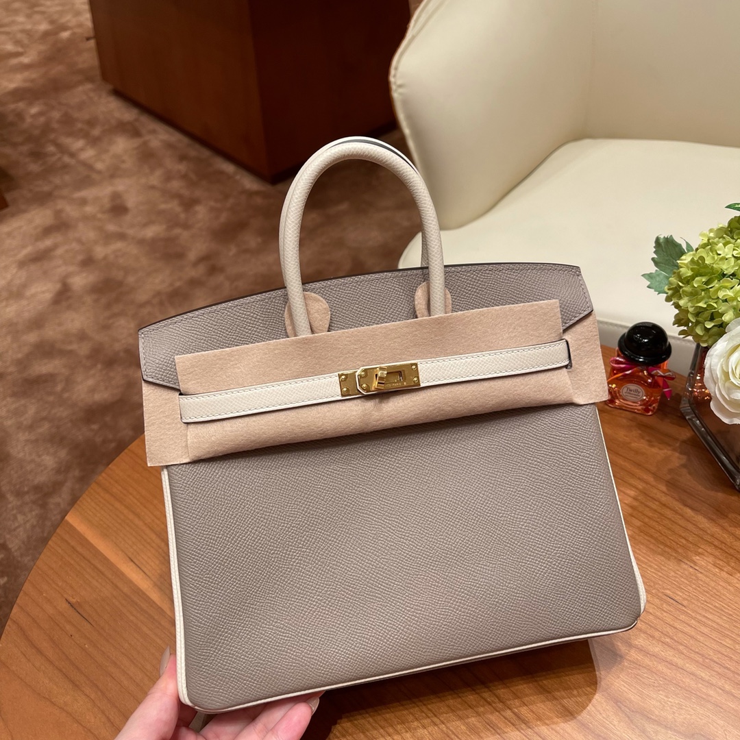 NO:698063,What is SO special customization?  Special customization is also commonly referred to as SO (secial order). Special customization is held twice a year around April and October. The most distinctive feature of special customization is the horseshoe engraving, Birkin 25 Iv horseshoe print color matching, customized Esom leather, M8 asphalt gray and 10 milkshake white gold buckle, Hermes, Hermes,19860909什么是 SO 特殊定制？ 特殊定制也就是大家常说的 SO ( secial order ),每年会在4月和10月的前后举行两次特殊定制.特殊定制最鲜明的特点就是马蹄刻印, Birkin 25 Iv马蹄印拼色定制 Esom 皮 M8 沥青灰拼 10奶昔白 金扣,爱马仕,hermes,Hermes,,Bag