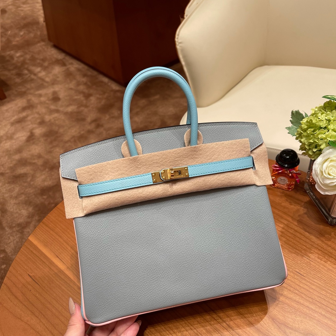 NO:698066,What is SO special customization?  Special customization is what everyone often calls SO (secial order). Special customization is held twice a year around April and October. The most distinctive feature of special customization is the horseshoe engraving, Birkin 25 Iv horseshoe print color matching, customized Esom leather 4Z seagull gray spelled with 3 macaron blue spelled with 3Q pink gold buckle, Hermes, Hermes,19860909什么是 SO 特殊定制？ 特殊定制也就是大家常说的 SO ( secial order ),每年会在4月和10月的前后举行两次特殊定制.特殊定制最鲜明的特点就是马蹄刻印, Birkin 25 Iv马蹄印拼色定制 Esom 皮 4Z 海鸥灰拼3马卡龙蓝拼 3Q粉 金扣,爱马仕,hermes,Hermes,,Bag