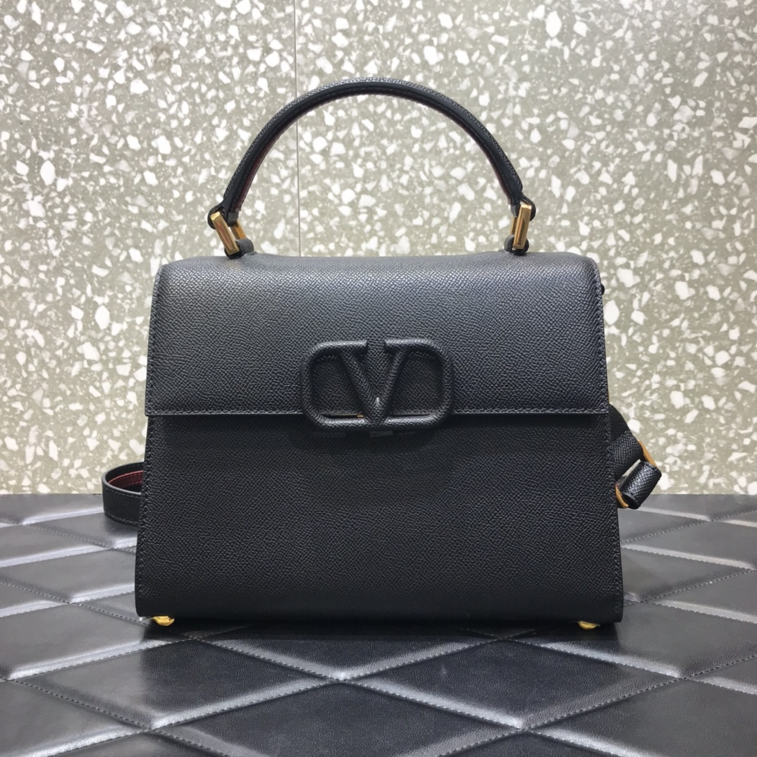 V**entino全新春夏VSling手袋以簡約大方的立体外观搭配哑光VLogo可手拎背带长度可调节想怎