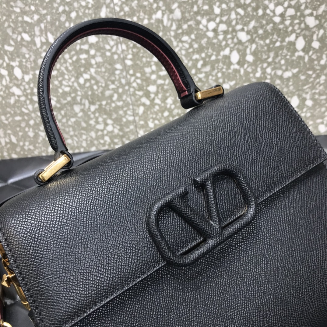 V**entino全新春夏VSling手袋以簡約大方的立体外观搭配哑光VLogo可手拎背带长度可调节想怎