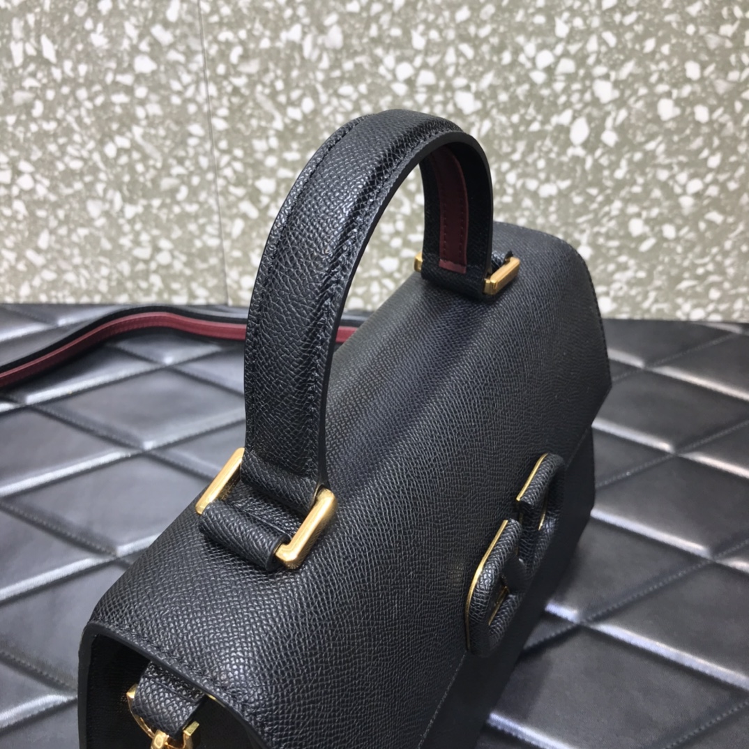 V**entino全新春夏VSling手袋以簡約大方的立体外观搭配哑光VLogo可手拎背带长度可调节想怎